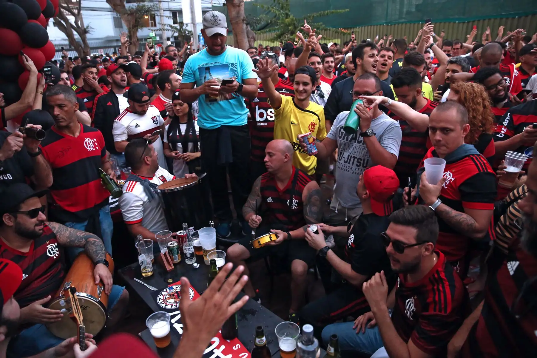 Más de un centenar de hinchas de Flamengo y River Plate en Lima. Foto: ANDINA/Vidal Tarqui