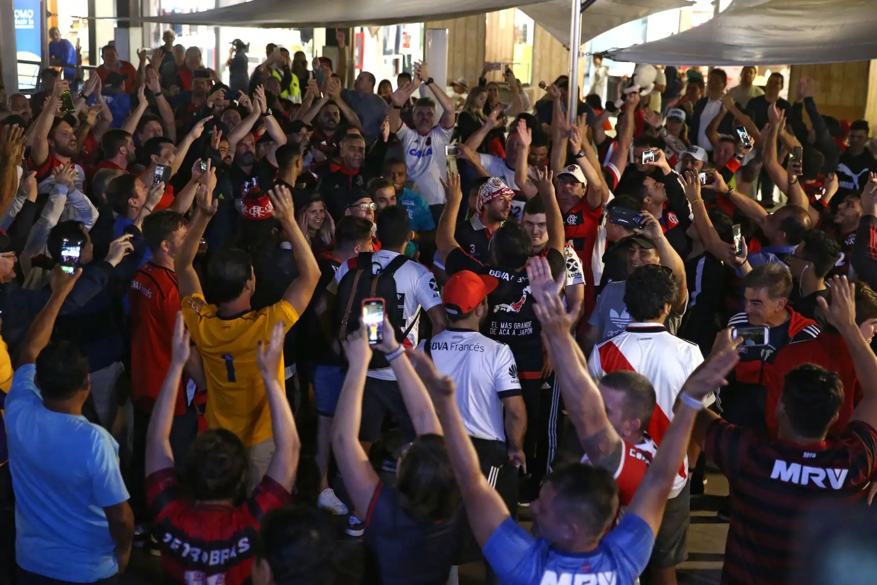 Más de un centenar de hinchas de Flamengo y River Plate en Lima. Foto: ANDINA/Vidal Tarqui