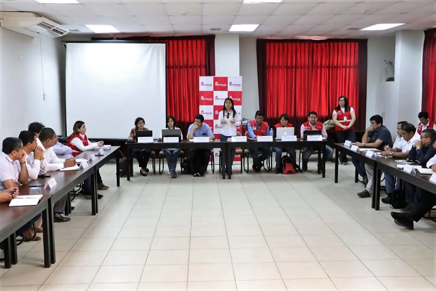 Directora ejecutiva de la ARCC, Amalia Moreno, se reunió con autoridades locales y regionales de Piura.