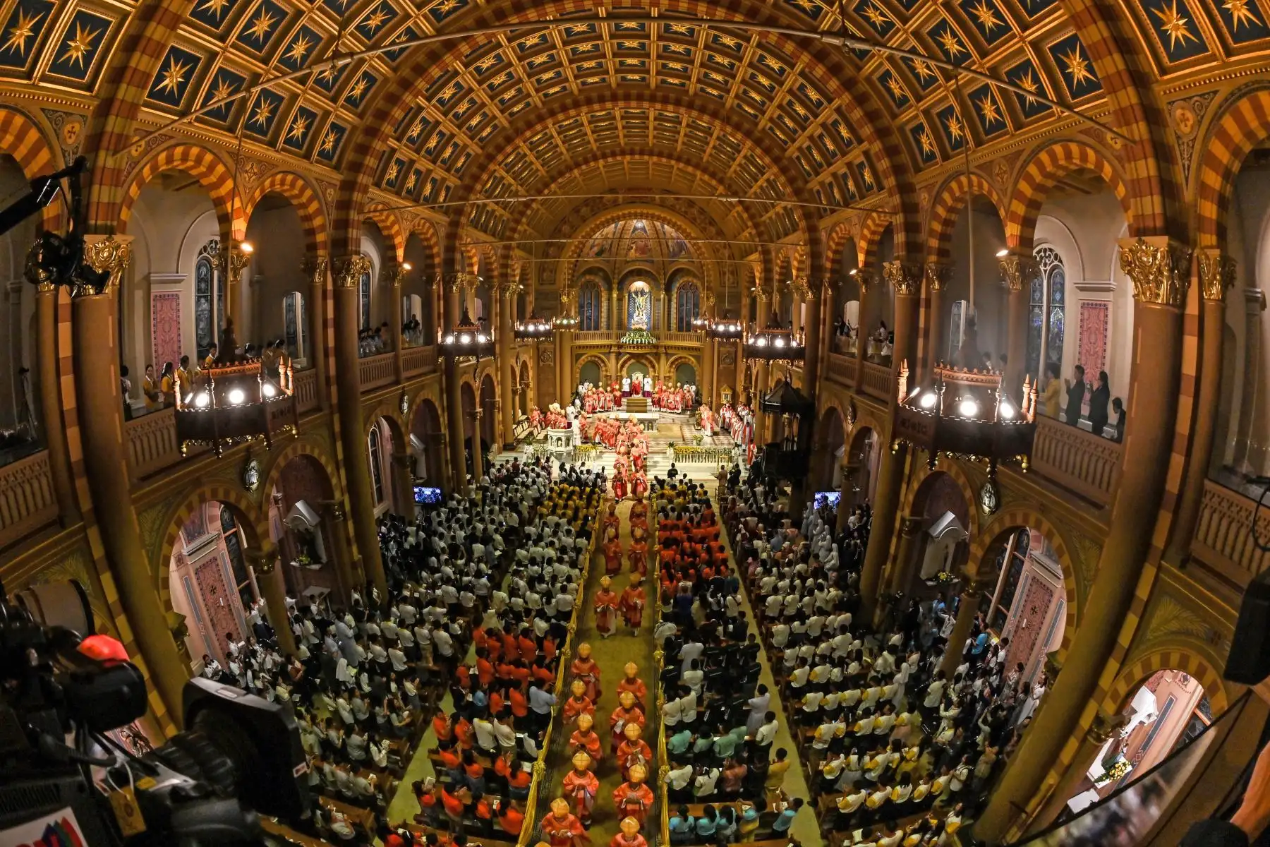 Una vista general muestra al Papa Francisco dirigiendo una Santa Misa en la Catedral de la Asunción en Bangkok. Foto: AFP