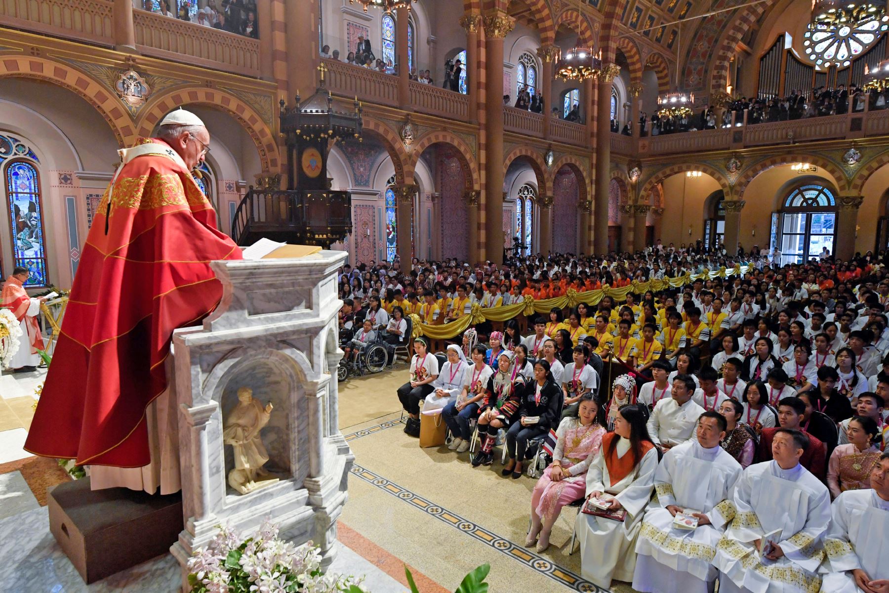 Papa Francisco dirige una Santa Misa en la Catedral de la Asunción en Bangkok. Foto: AFP