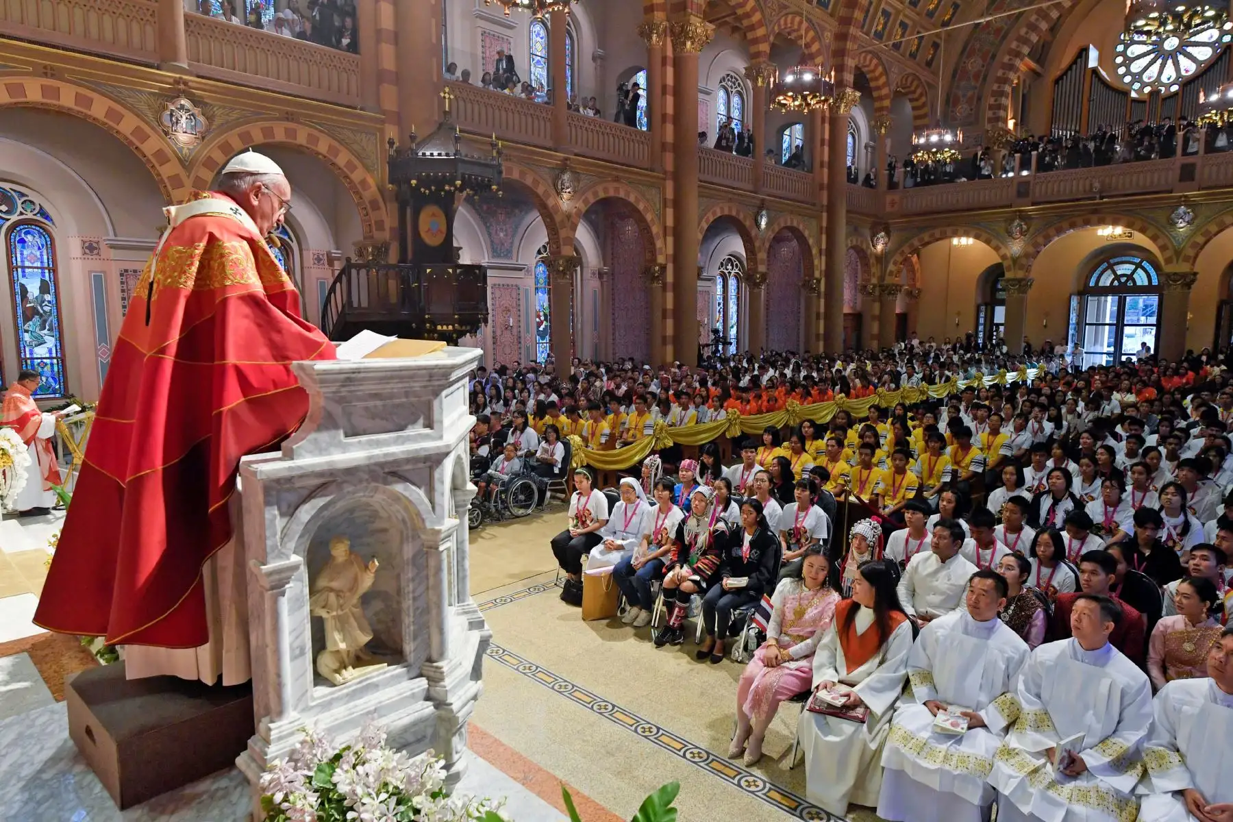 Papa Francisco dirige una Santa Misa en la Catedral de la Asunción en Bangkok. Foto: AFP