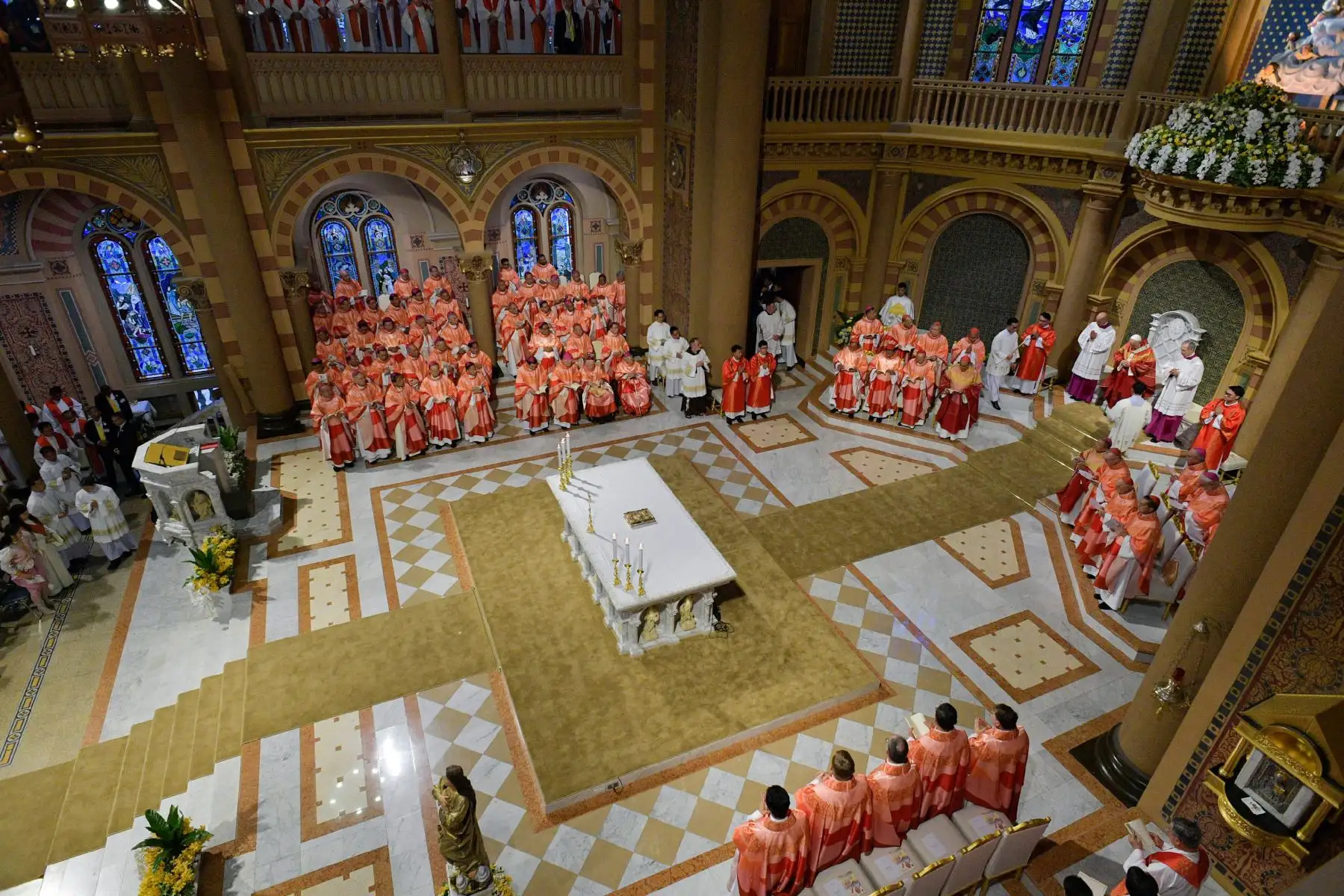 Papa Francisco dirige una Santa Misa en la Catedral de la Asunción en Bangkok. Foto: AFP
