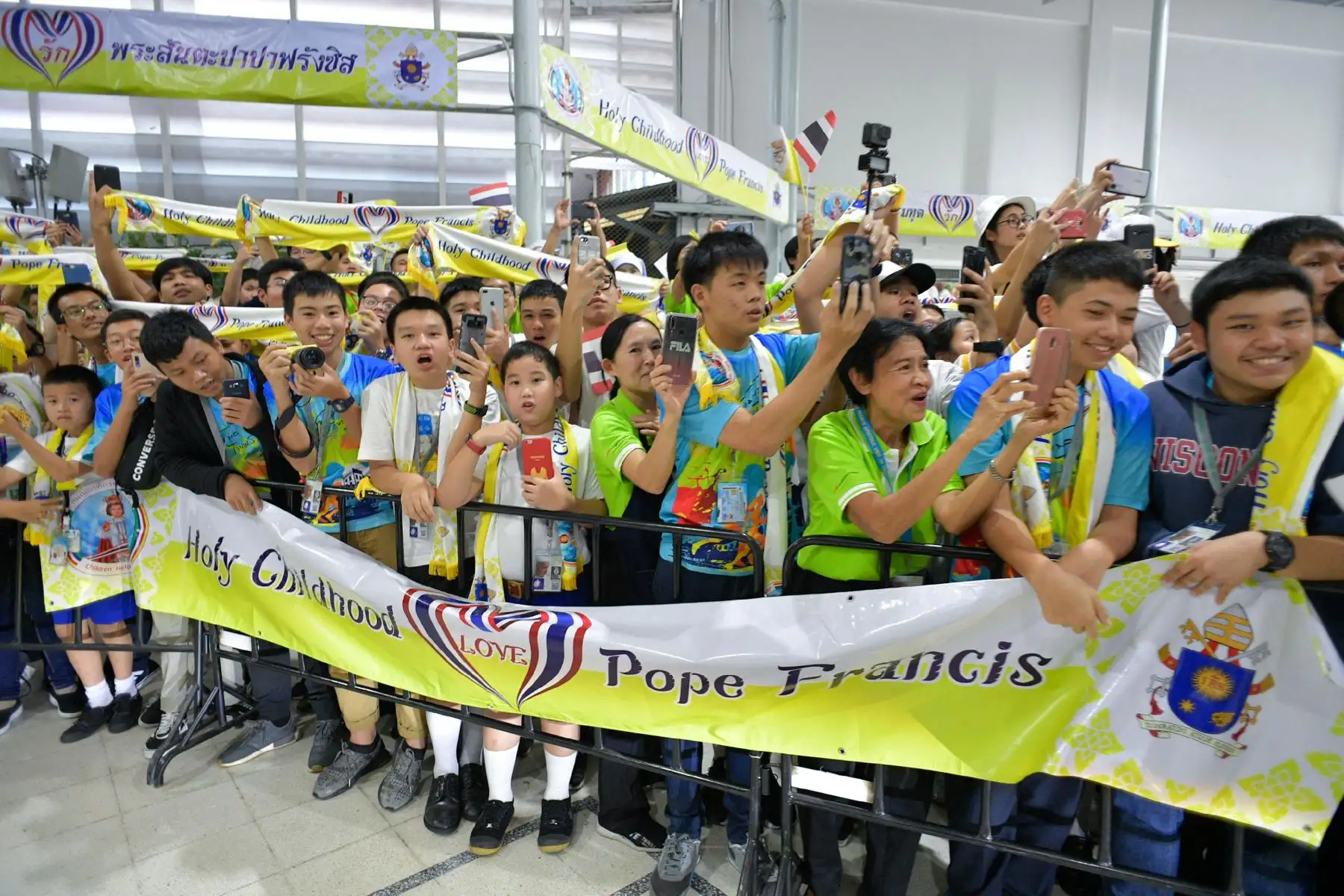 Niños esperan ver al Papa Francisco en una Santa Misa en la Catedral de la Asunción en Bangkok. Foto: AFP