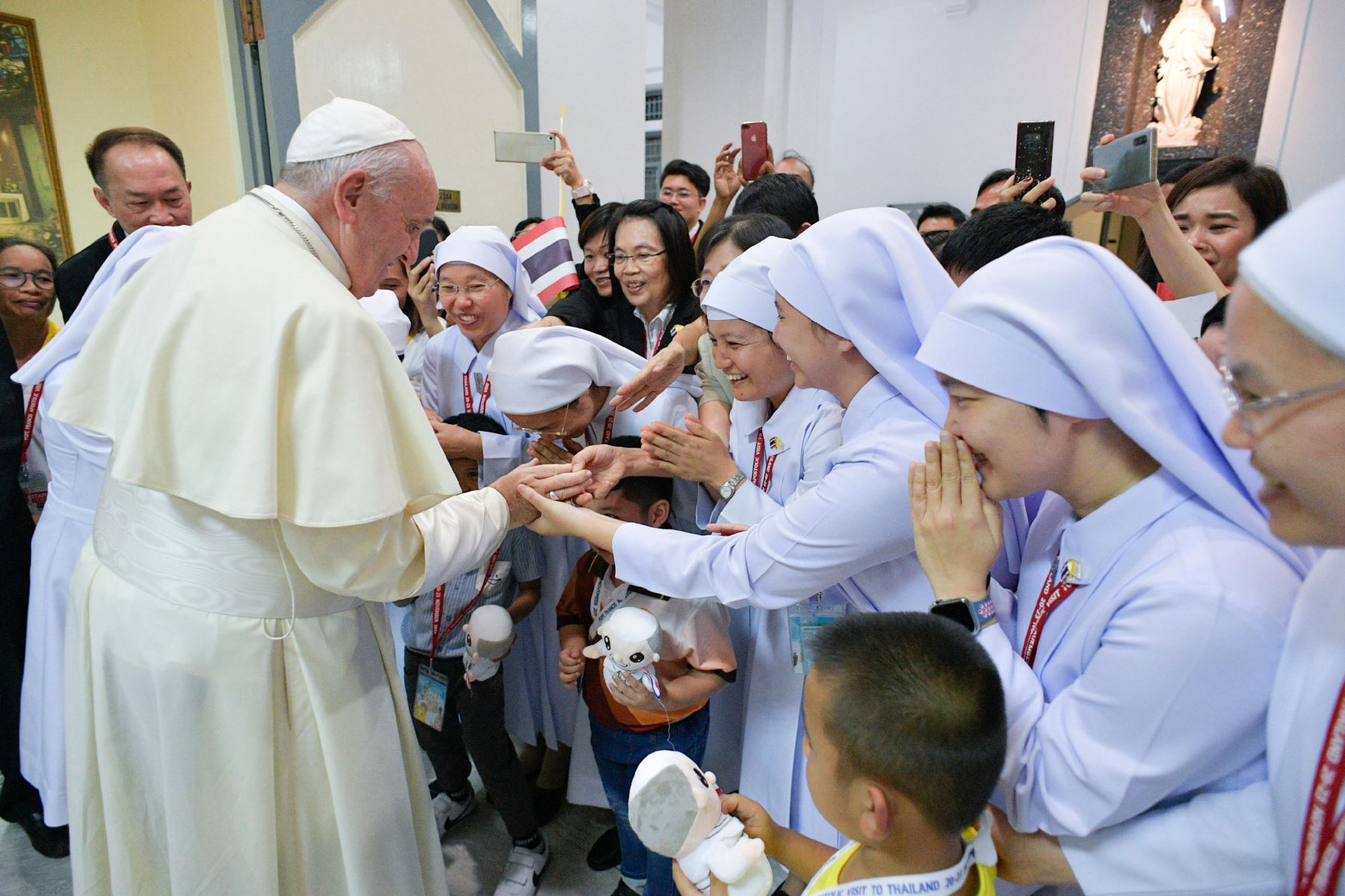 Papa Francisco saluda a las monjas durante una Santa Misa en la Catedral de la Asunción en Bangkok. Foto: AFP