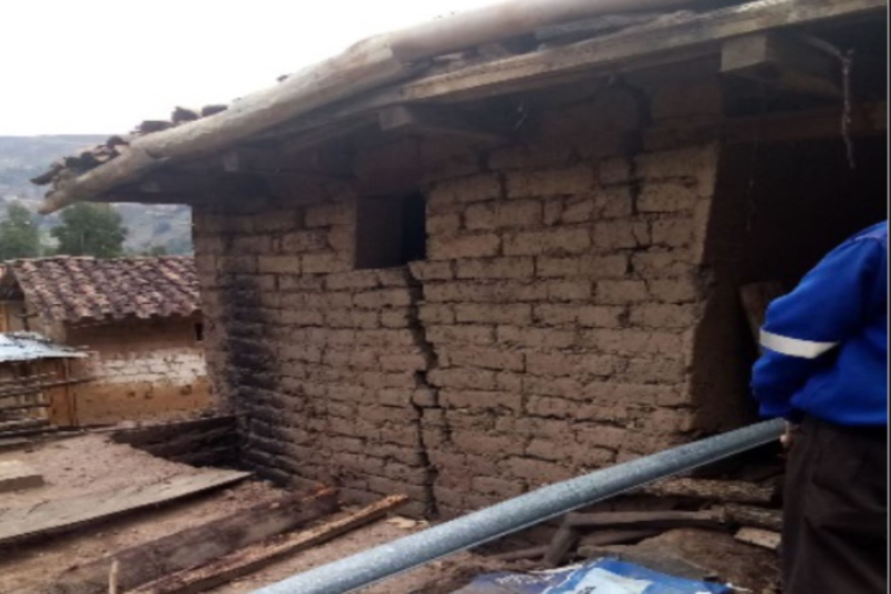 Fenómeno causa grietas en el suelo y afecta 15 viviendas en Pomabamba, en Áncash.