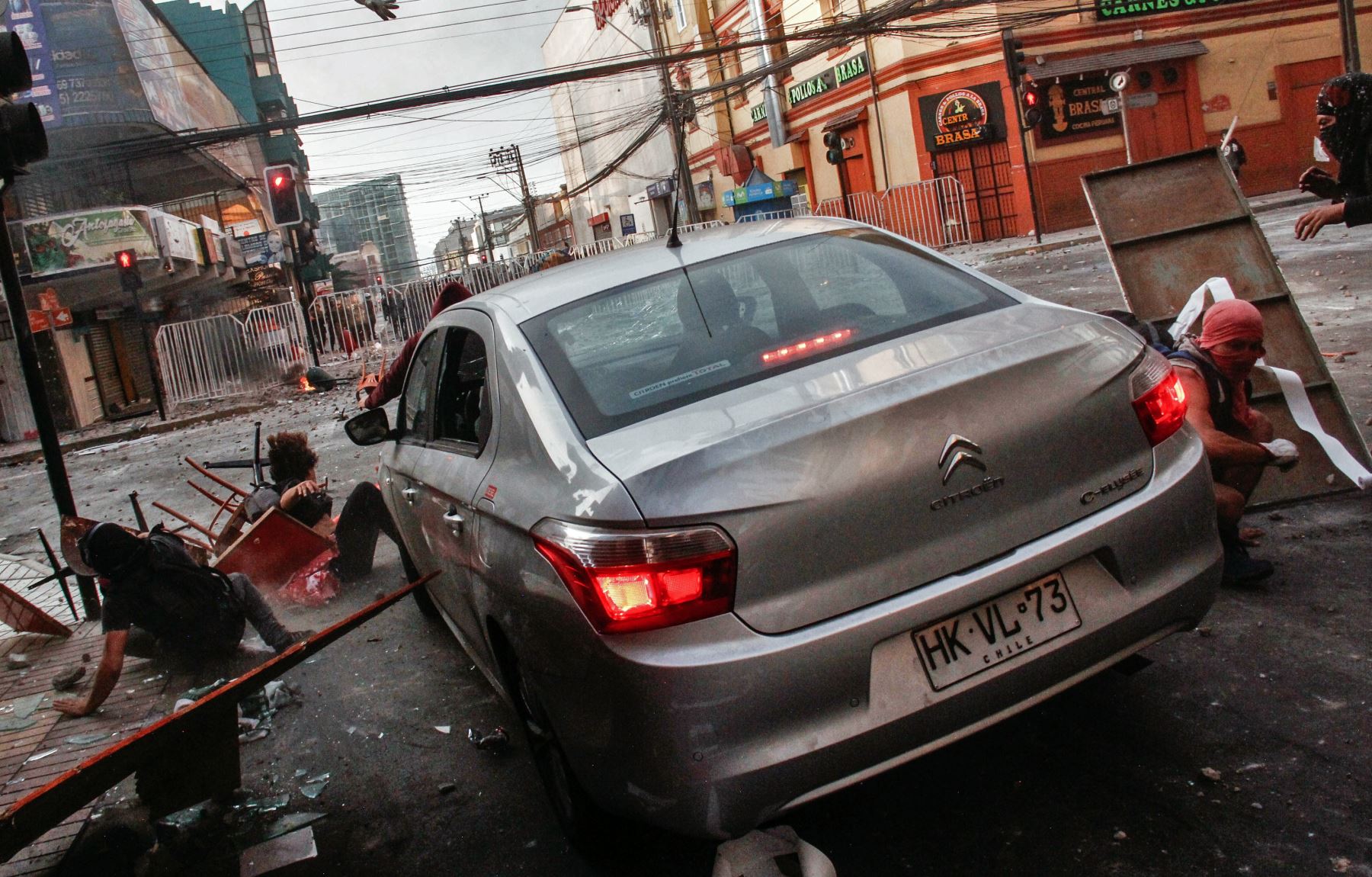 Un automóvil atropella a manifestantes que protestaban contra el gobierno de Sebastián Piñera en Antofagasta, Chile. Foto: AFP