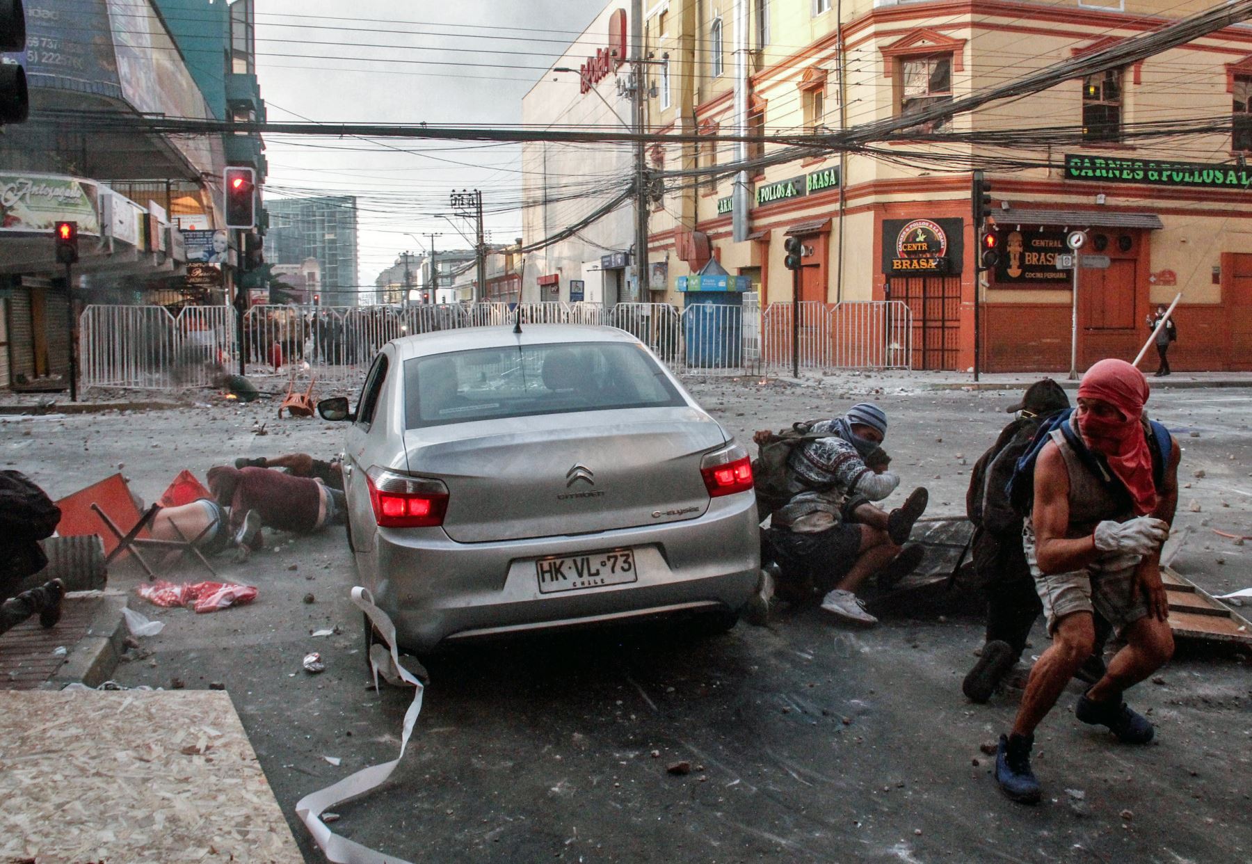 Un automóvil atropella a manifestantes que protestaban contra el gobierno de Sebastián Piñera en Antofagasta, Chile. Foto: AFP
