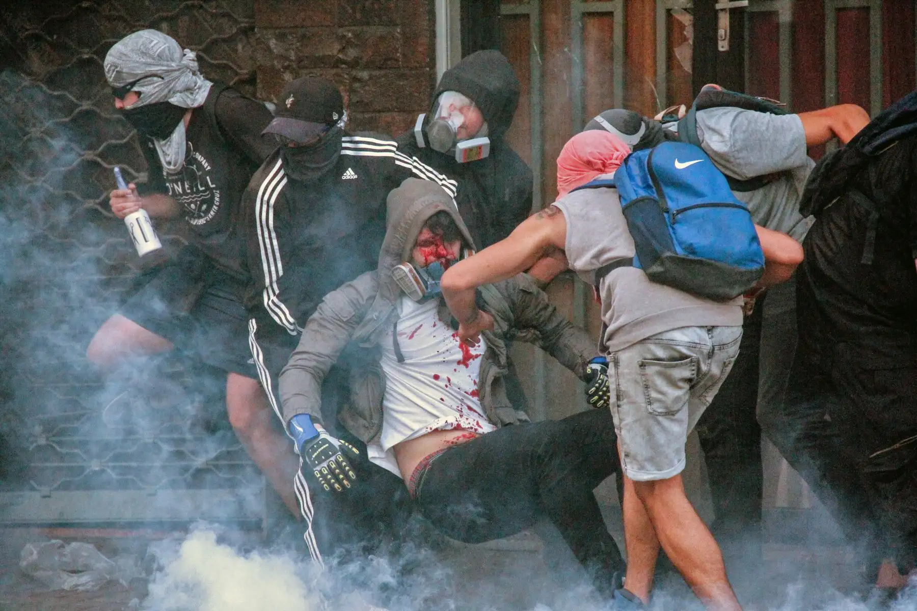 Manifestantes ayudan a un compañero herido después de que un automóvil atropelló a personas que protestaban contra el gobierno de Sebastián Piñera en Antofagasta, Chile. Foto: AFP