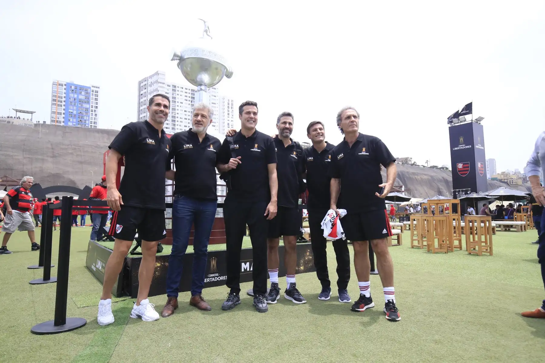 Jugadores representativos de River y Flamengo de derecha a izquierda: Oscar Ruggeri, Javier Zanetti, Mario Yepes, Julio César y Juan Pablo Angel durante el Fan Fest en los Domos de San Miguel.

Foto: Andina/Juan Carlos Guzmán Negrini