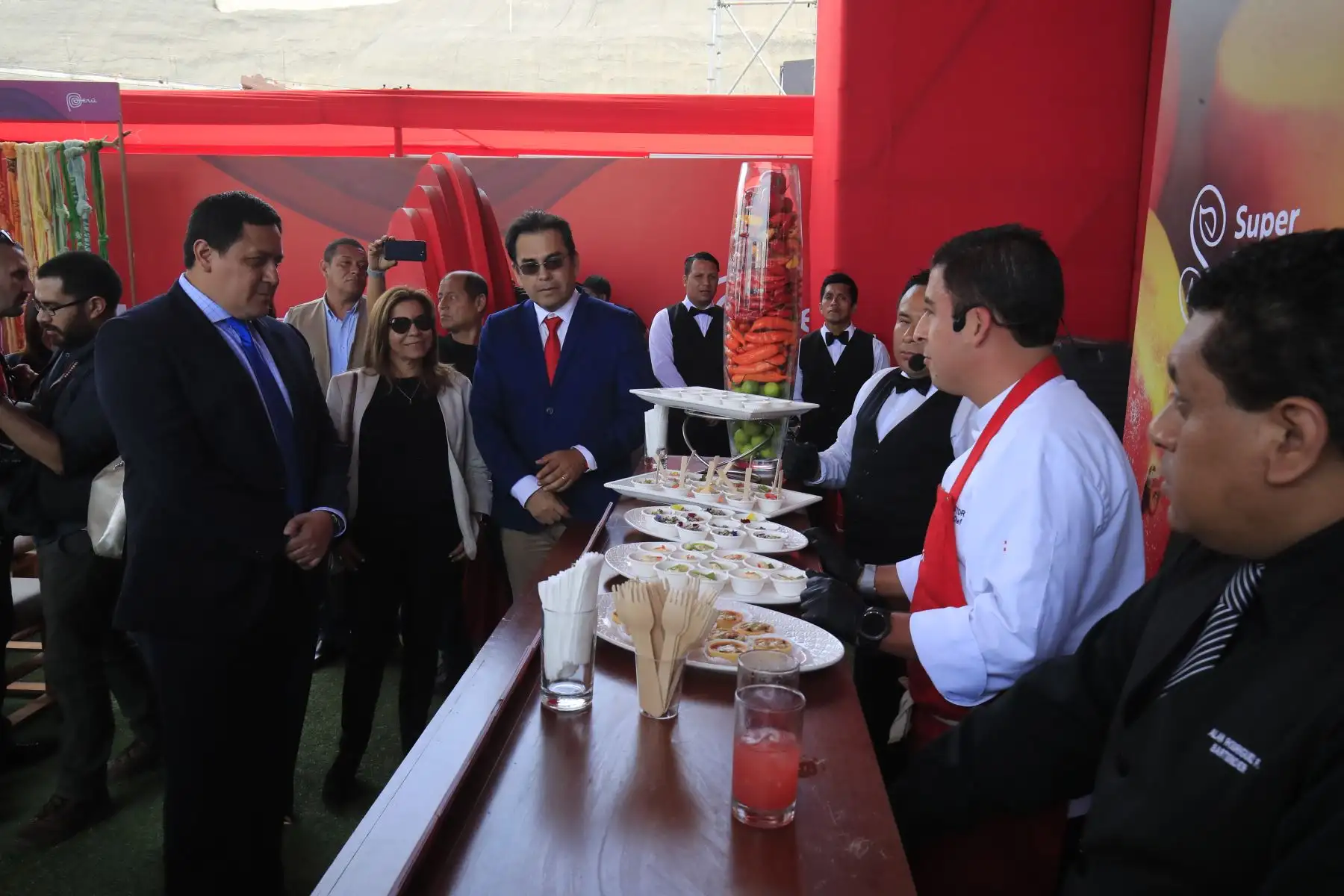 El presidente de PromPerú Luis Torres Paz y el Alcalde de San Miguel Juan José Guevara en la Casa Perú ubicada en los Domos de San Miguel      


Foto: Andina/Juan Carlos Guzmán Negrini