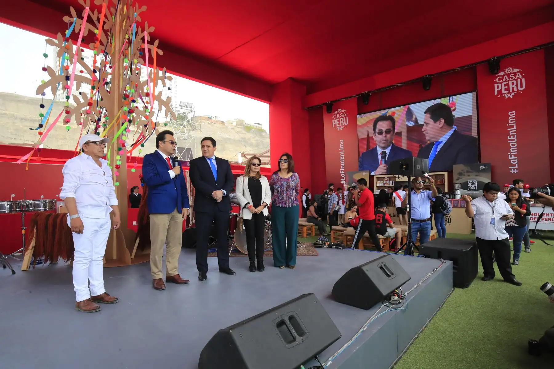El presidente de PromPerú Luis Torres Paz y el Alcalde de San Miguel Juan José Guevara en la Casa Perú ubicada en los Domos de San Miguel      


Foto: Andina/Juan Carlos Guzmán Negrini