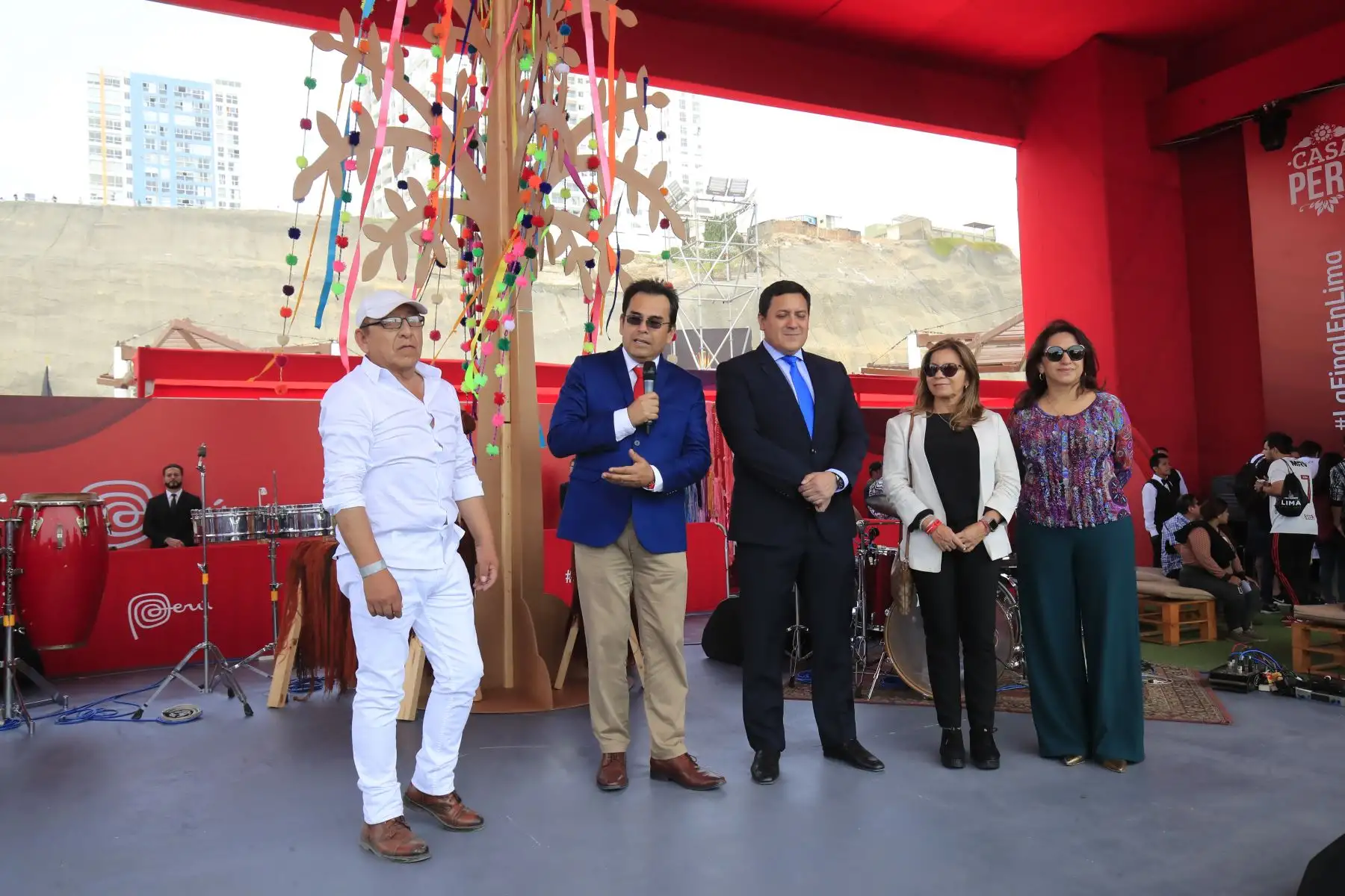 El presidente de PromPerú Luis Torres Paz y el Alcalde de San Miguel Juan José Guevara en la Casa Perú ubicada en los Domos de San Miguel      


Foto: Andina/Juan Carlos Guzmán Negrini