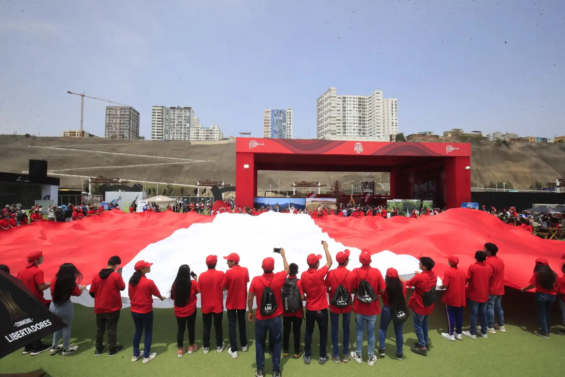 El presidente de PromPerú Luis Torres Paz y el Alcalde de San Miguel Juan José Guevara encabezaron banderazo en el Fan Fest de la Costa Verde por la Copa Libertadores que se jugará en Perú 

Foto: Andina/Juan Carlos Guzmán Negrini