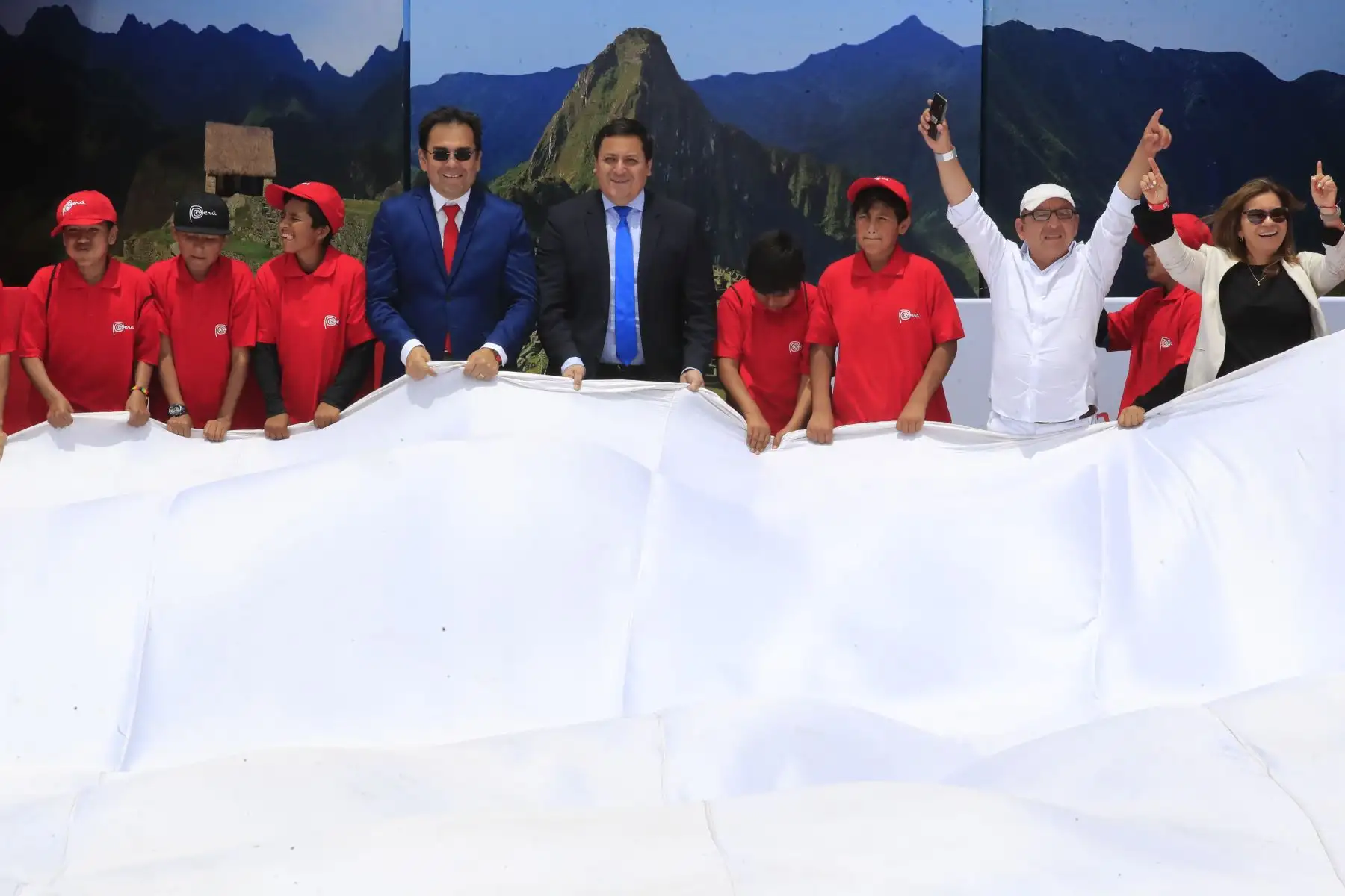El presidente de PromPerú Luis Torres Paz y el Alcalde de San Miguel Juan José Guevara encabezaron banderazo en el Fan Fest de la Costa Verde por la Copa Libertadores que se jugará en Perú 

Foto: Andina/Juan Carlos Guzmán Negrini
