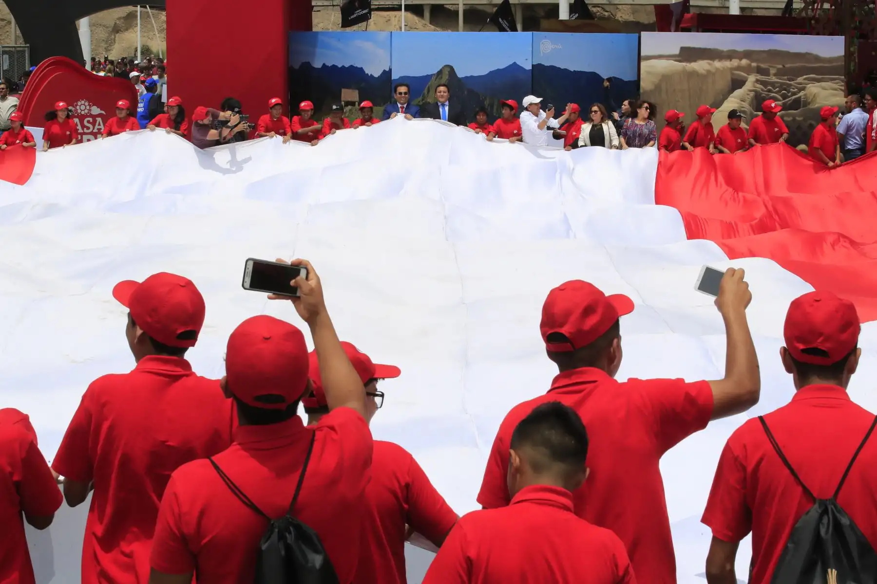 El presidente de PromPerú Luis Torres Paz y el Alcalde de San Miguel Juan José Guevara encabezaron banderazo en el Fan Fest de la Costa Verde por la Copa Libertadores que se jugará en Perú 

Foto: Andina/Juan Carlos Guzmán Negrini