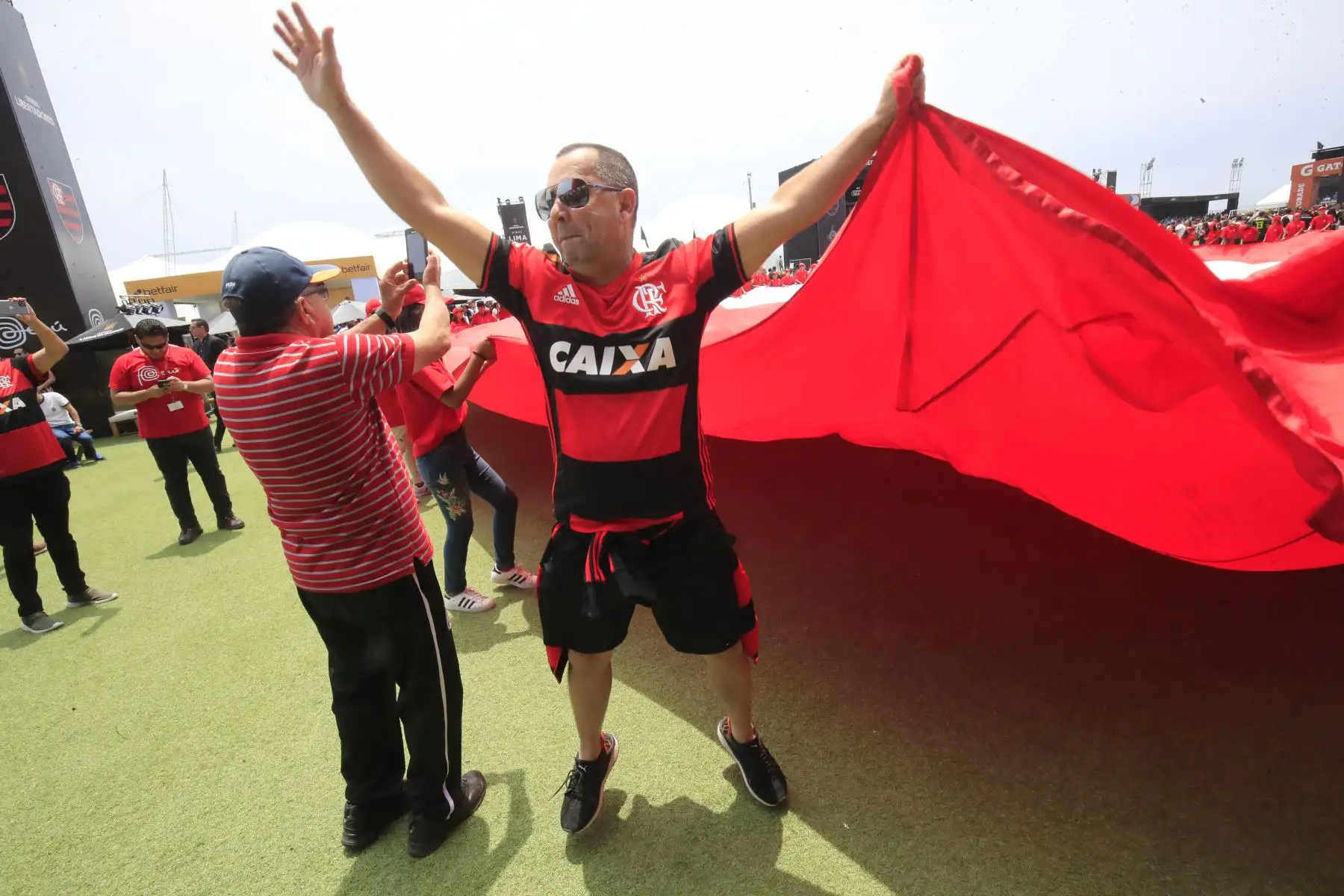 Hincha del Flamenco durante banderazo en el Fan Fest de la Costa Verde por la Copa Libertadores que se jugará en Perú 

Foto: Andina/Juan Carlos Guzmán Negrini