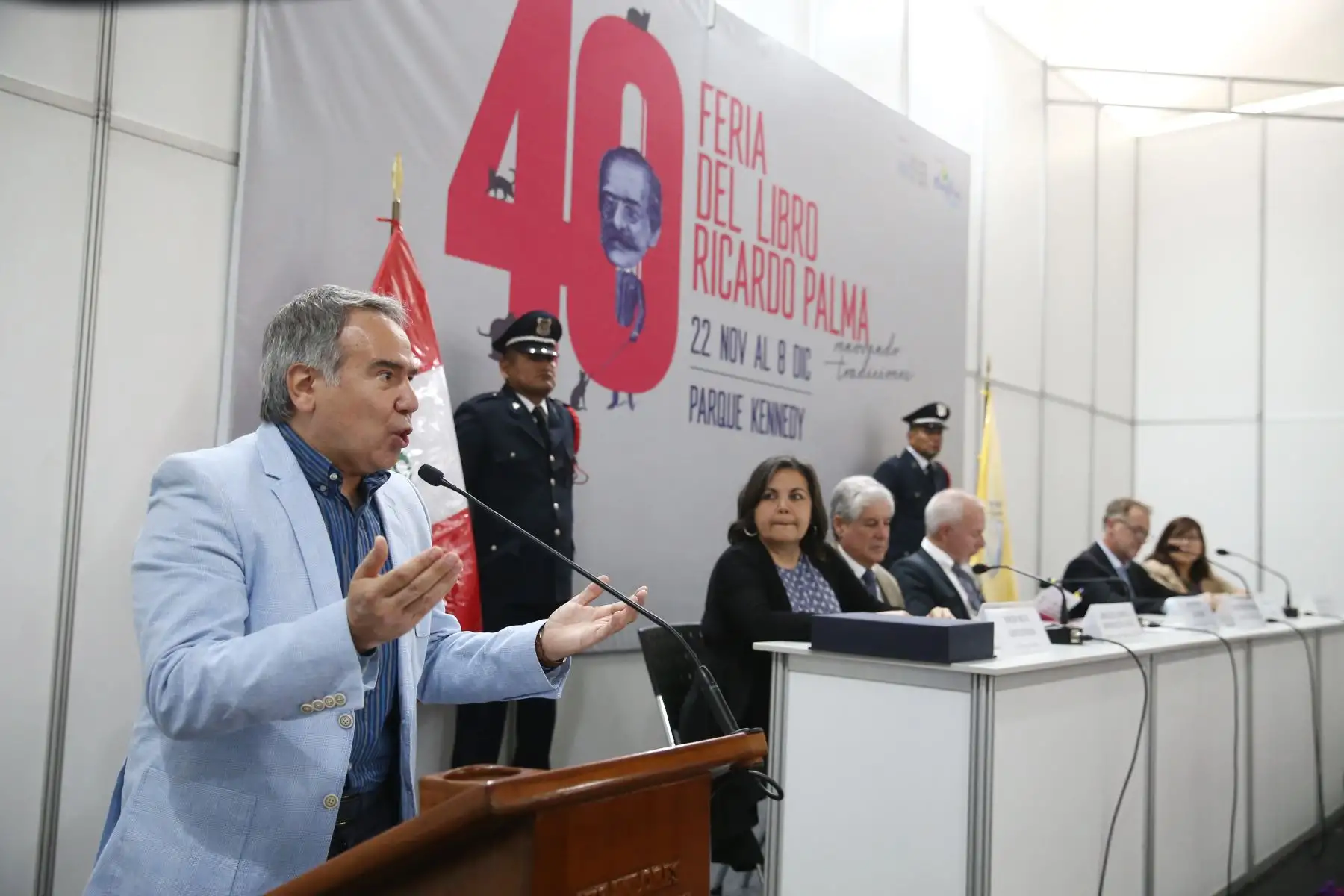 El Ministro de Cultura, Francisco Petrozzi y el Alcalde de Lima, Jorge Muñoz, durante la 40ª Feria del Libro Ricardo Palma en el parque Kennedy de Miraflores. Foto: ANDINA/Vidal Tarqui