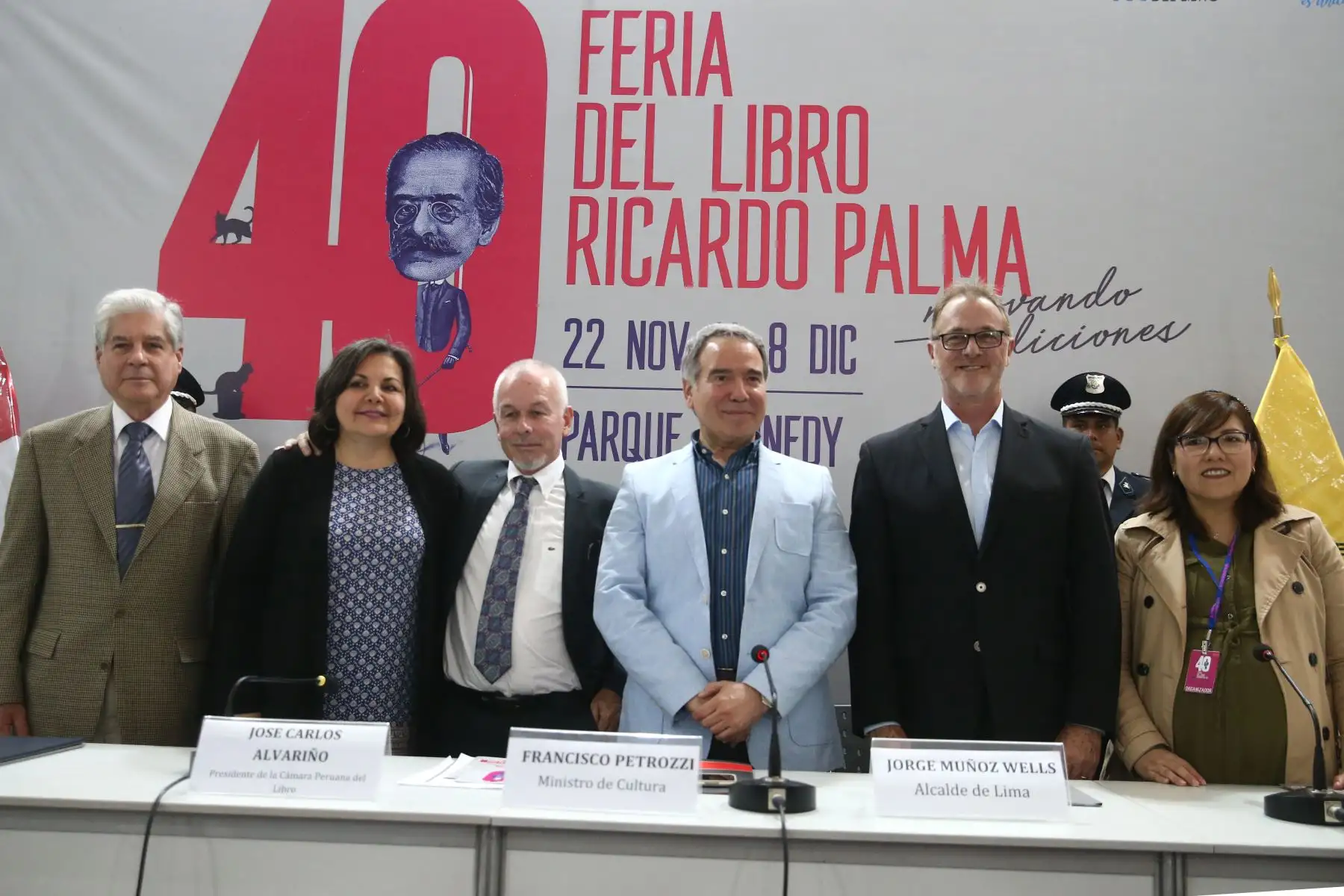 El Ministro de Cultura, Francisco Petrozzi y el Alcalde de Lima, Jorge Muñoz, durante la 40ª Feria del Libro Ricardo Palma en el parque Kennedy de Miraflores. Foto: ANDINA/Vidal Tarqui