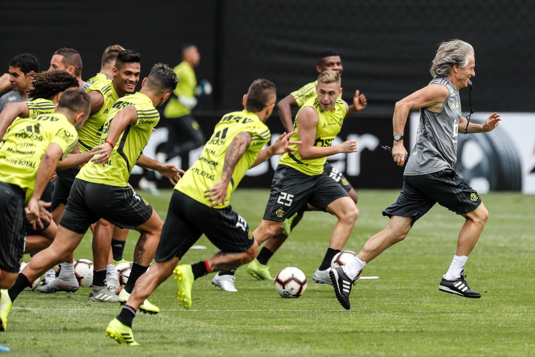 El entrenador del Flamengo, Jorge Jesus, dirige un entrenamiento con el equipo este viernes, en la Villa Deportiva Nacional, en Lima. Foto: EFE
