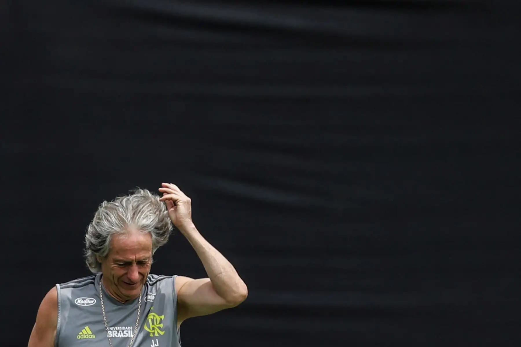 El entrenador del Flamengo, Jorge Jesus, dirige un entrenamiento con el equipo este viernes, en la Villa Deportiva Nacional, en Lima. Foto: EFE