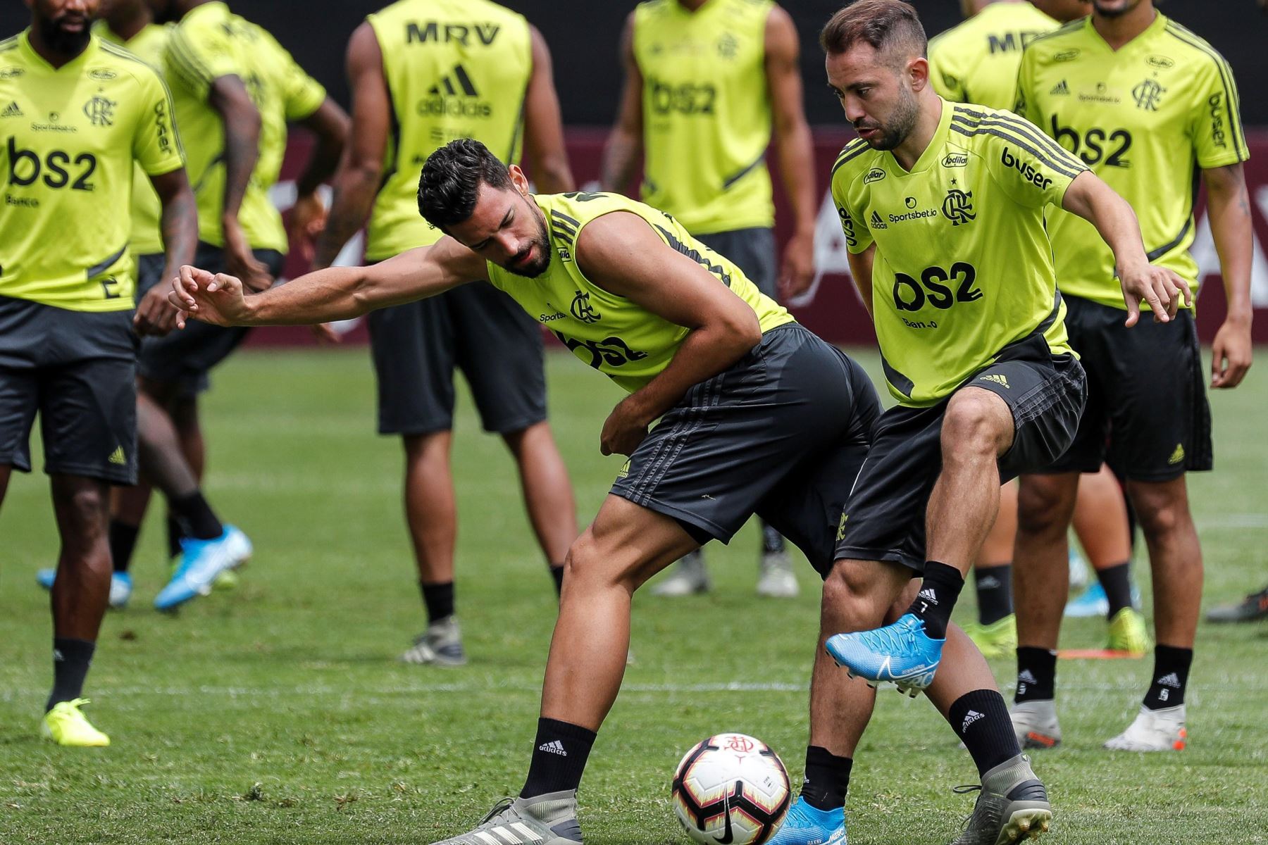 Los jugadores del Flamengo Pablo Marí y Everton Ribeiro disputan el balón durante un entrenamiento, en la Villa Deportiva Nacional, en Lima. Foto: EFE