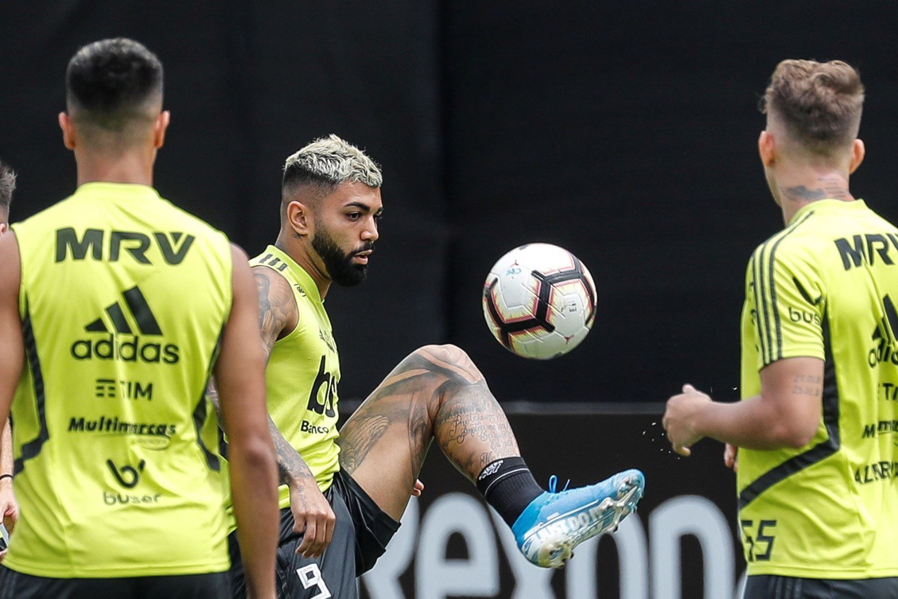 El jugador del Flamengo Gabriel Barbosa controla el balón durante un entrenamiento, en la Villa Deportiva Nacional, en Lima. Foto: EFE