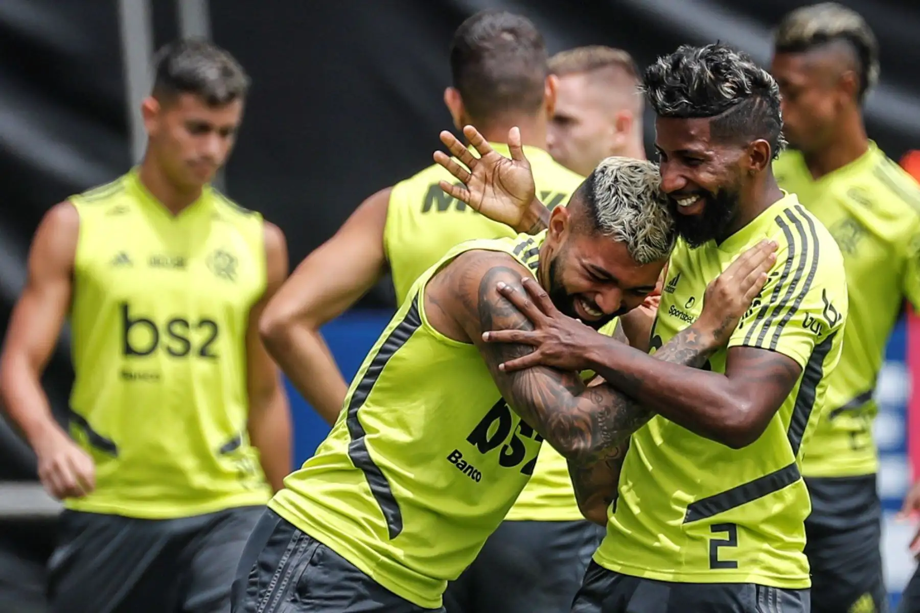 Los jugadores del Flamengo Gabriel Barbosa y Rodinei, durante un entrenamiento en la Villa Deportiva Nacional, en Lima. Foto: EFE