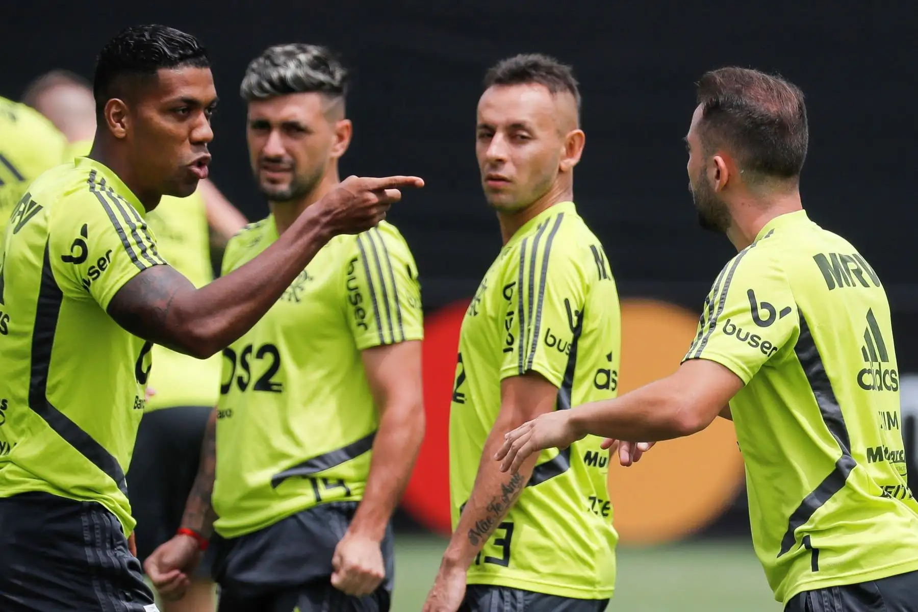 Los jugadores del Flamengo Orlando Berrio, Arrascaeta,  Rafinha y Everton Ribeiro,  participan en un entrenamiento en la Villa Deportiva Nacional, en Lima. Foto: EFE