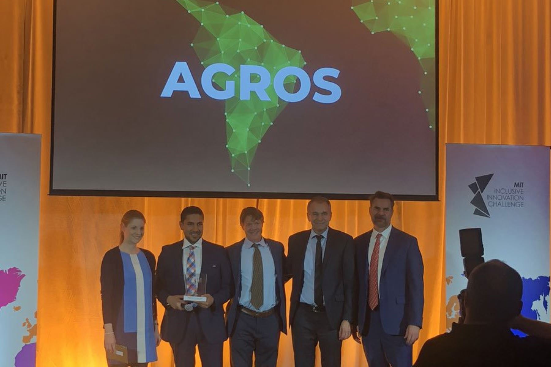 Robinson Lopez, CEO de Agros, dedicó este reconocimiento a los agricultores con los que trabaja. Foto: MIT