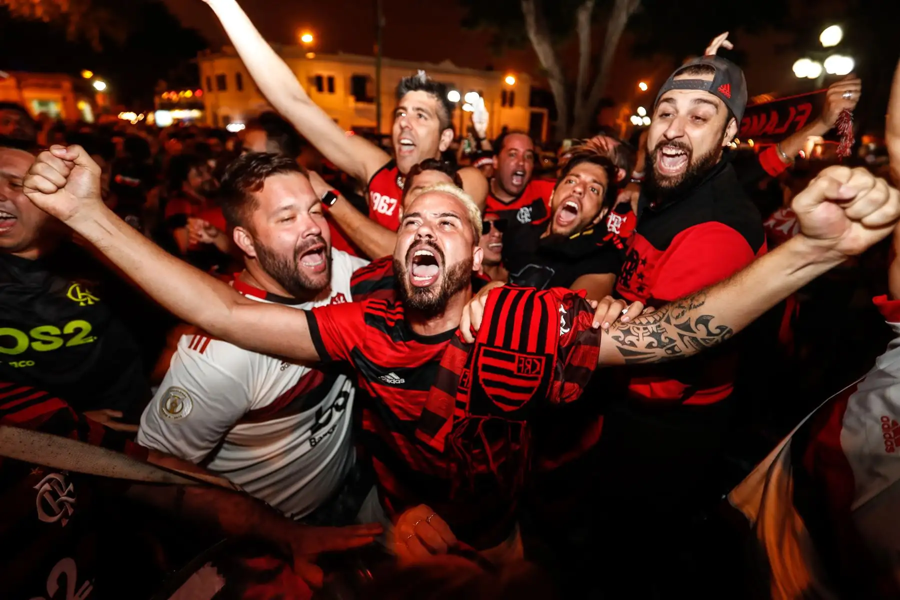 Hinchas del Flamengo y River toman las calles de Miraflores y Barranco previo a la final de la Copa Libertadores. Foto: ANDINA/Renato Pajuelo