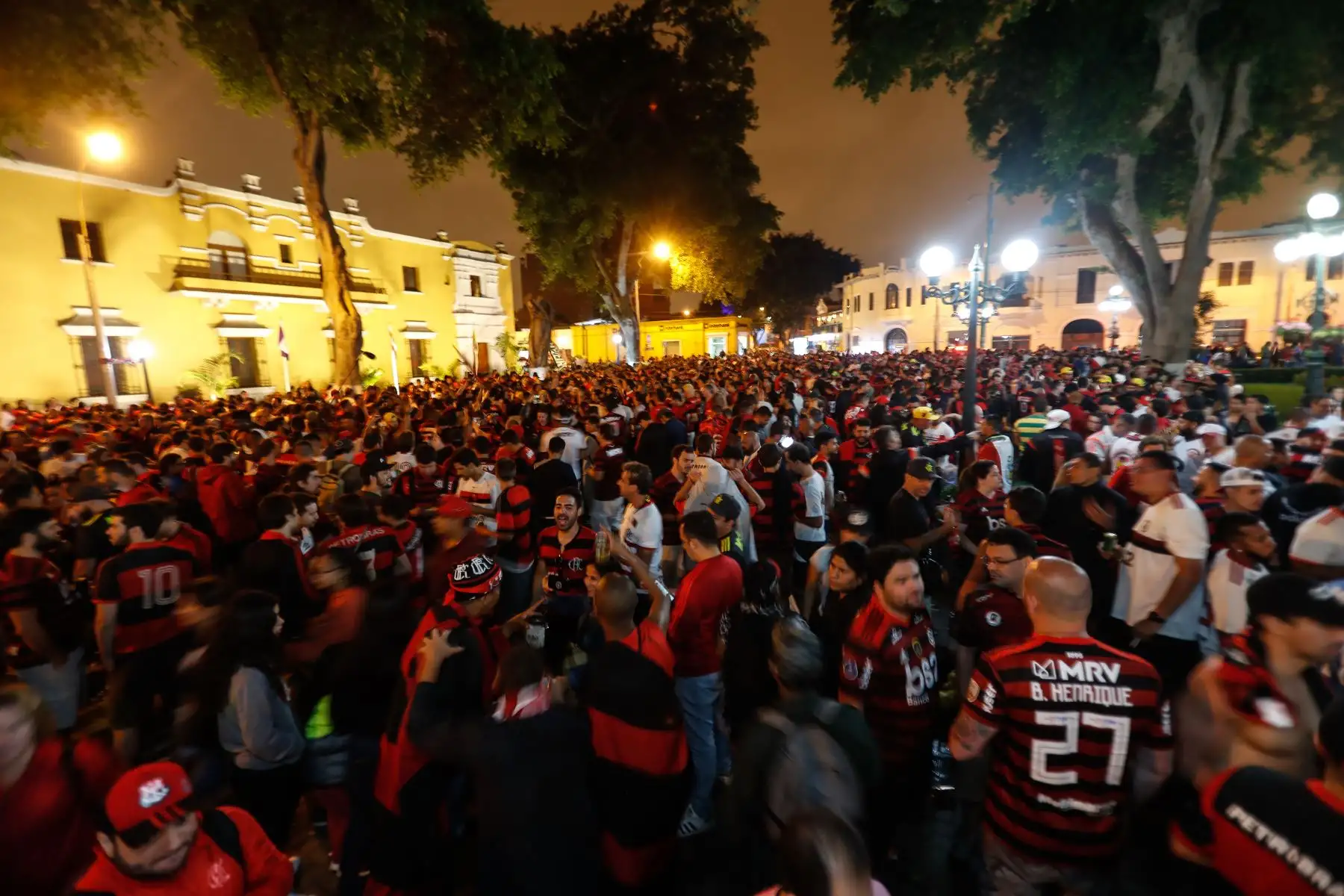 Hinchas del Flamengo y River toman las calles de Miraflores y Barranco previo a la final de la Copa Libertadores. Foto: ANDINA/Renato Pajuelo