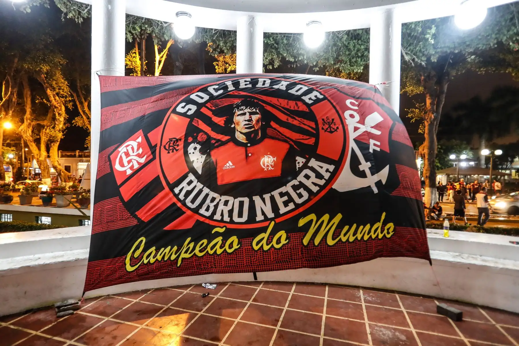 Hinchas del Flamengo y River toman las calles de Miraflores y Barranco previo a la final de la Copa Libertadores. Foto: ANDINA/Renato Pajuelo