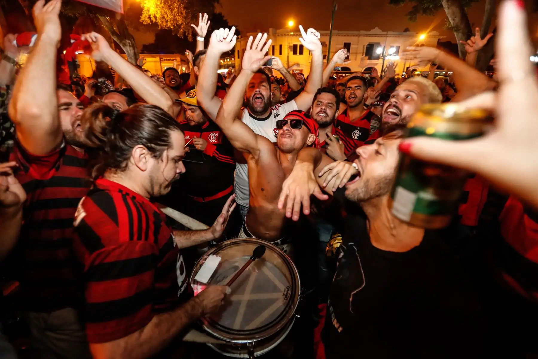 Hinchas del Flamengo y River toman las calles de Miraflores y Barranco previo a la final de la Copa Libertadores. Foto: ANDINA/Renato Pajuelo