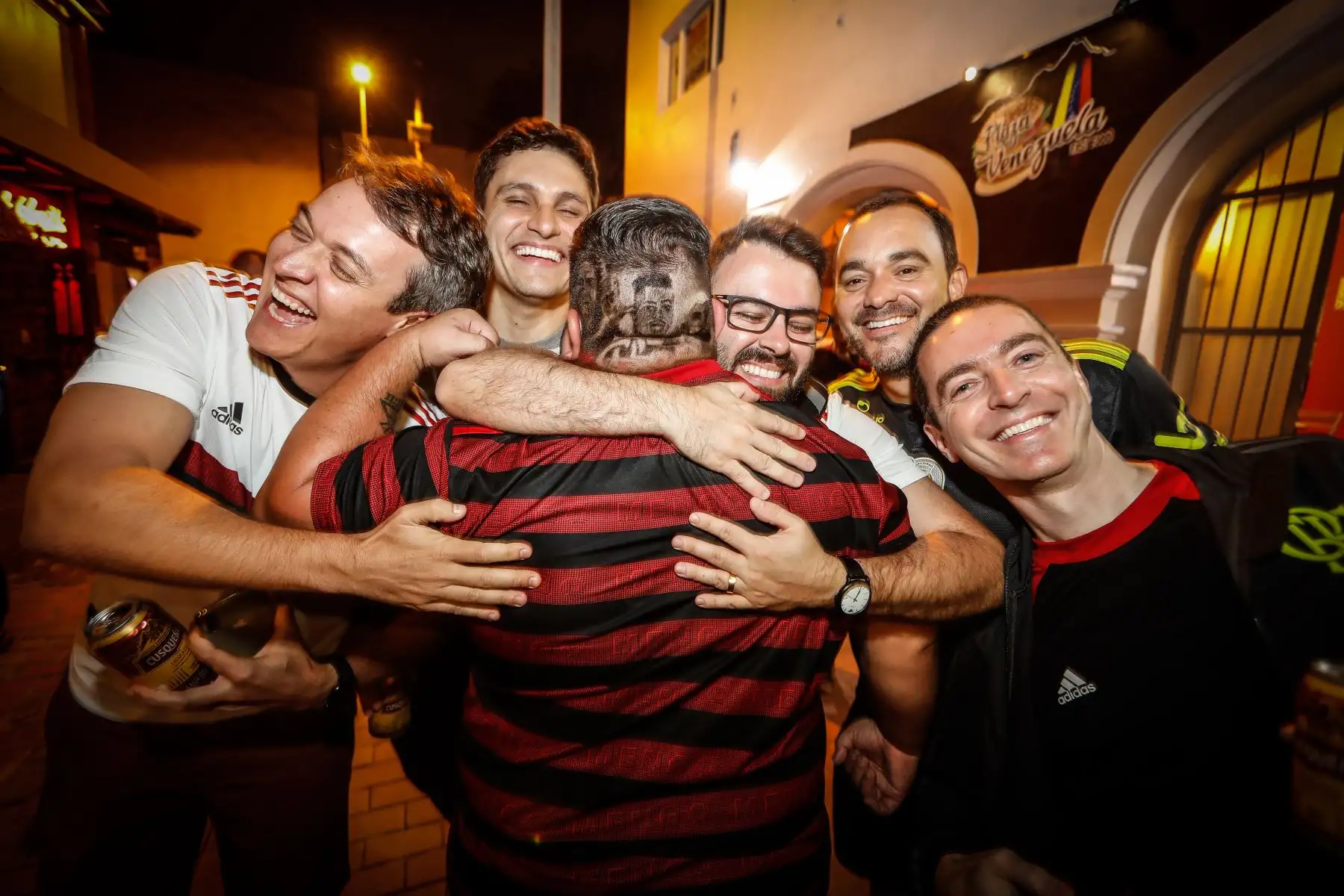 Hinchas del Flamengo y River toman las calles de Miraflores y Barranco previo a la final de la Copa Libertadores. Foto: ANDINA/Renato Pajuelo