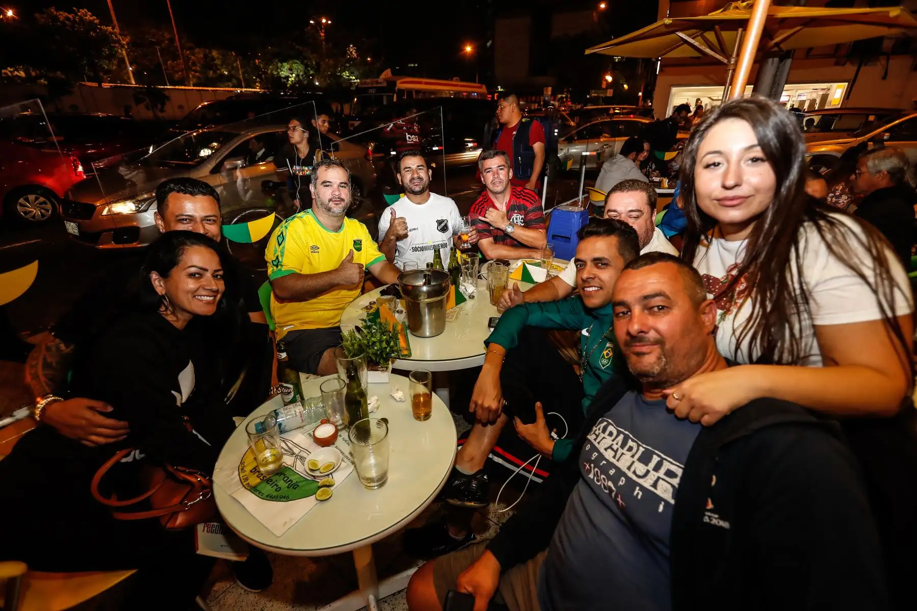 Hinchas del Flamengo y River toman las calles de Miraflores y Barranco previo a la final de la Copa Libertadores. Foto: ANDINA/Renato Pajuelo