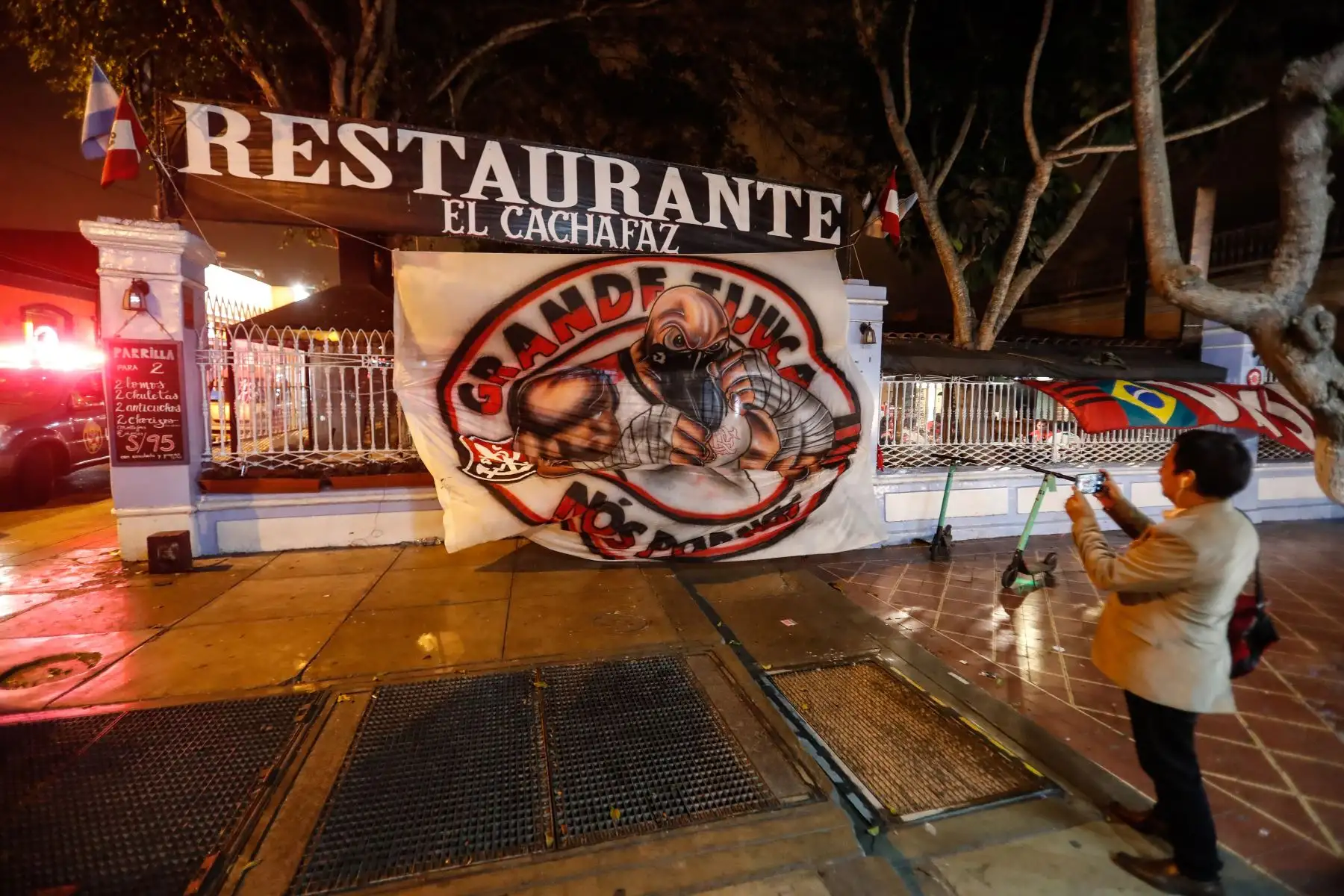 Hinchas del Flamengo y River toman las calles de Miraflores y Barranco previo a la final de la Copa Libertadores. Foto: ANDINA/Renato Pajuelo
