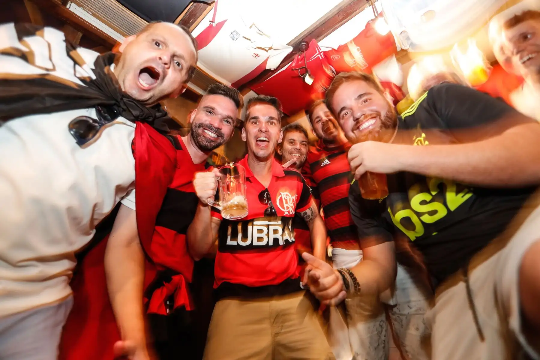 Hinchas del Flamengo y River toman las calles de Miraflores y Barranco previo a la final de la Copa Libertadores. Foto: ANDINA/Renato Pajuelo