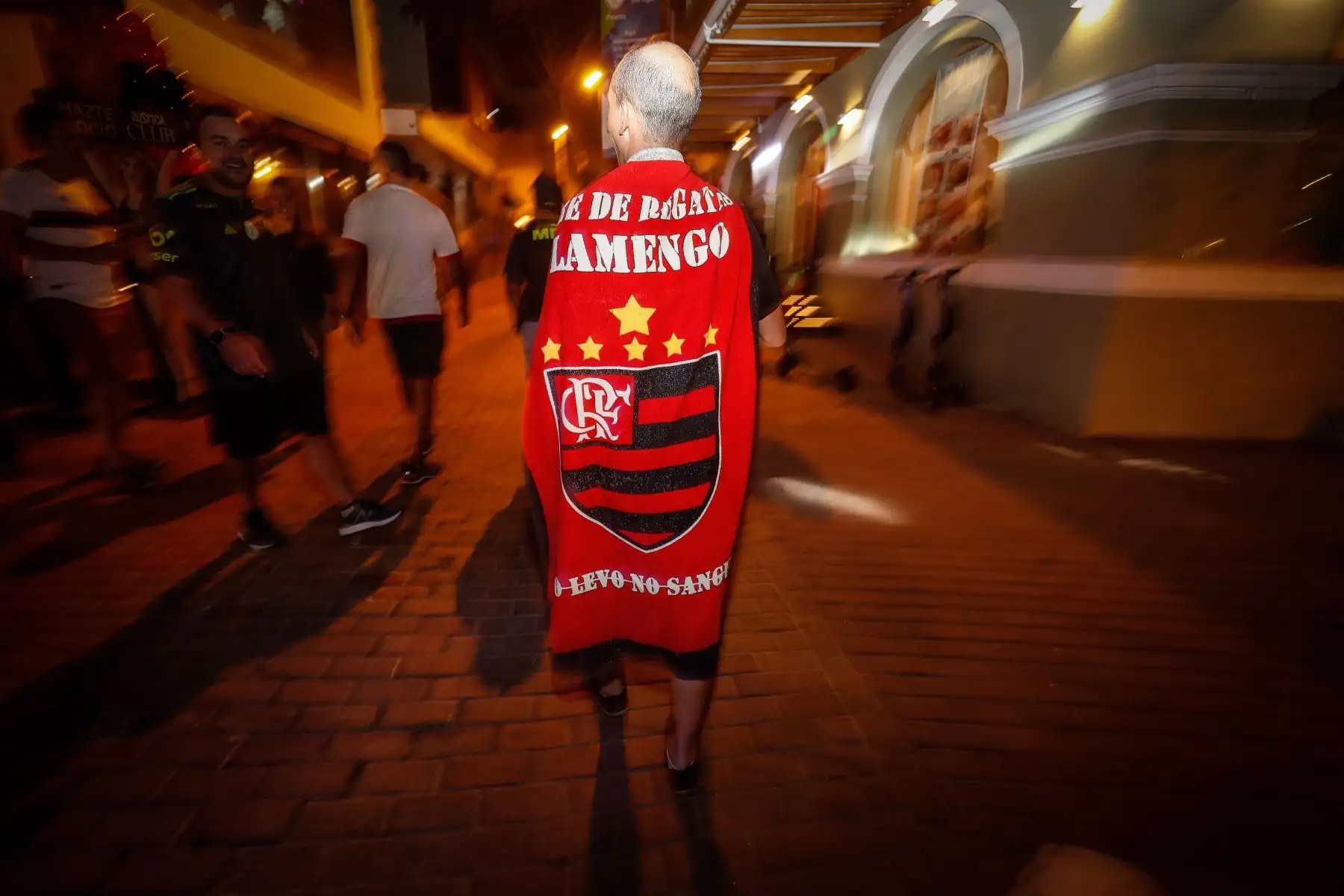 Hinchas del Flamengo y River toman las calles de Miraflores y Barranco previo a la final de la Copa Libertadores. Foto: ANDINA/Renato Pajuelo