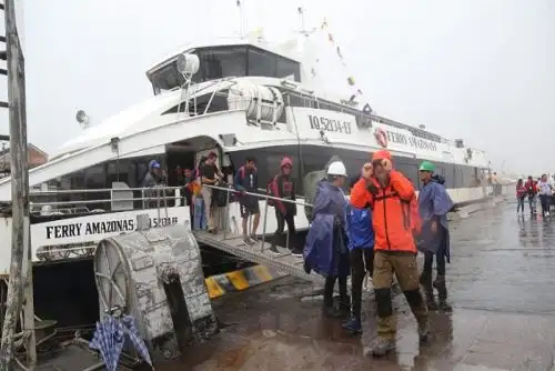 El titular del MTC, Edmer Trujillo, abordó la embarcación en el distrito de Indiana rumbo a Iquitos. Durante el trayecto conversó con los pasajeros y con la tripulación de la nave. Asimismo, recorrió los distintos ambientes del barco.