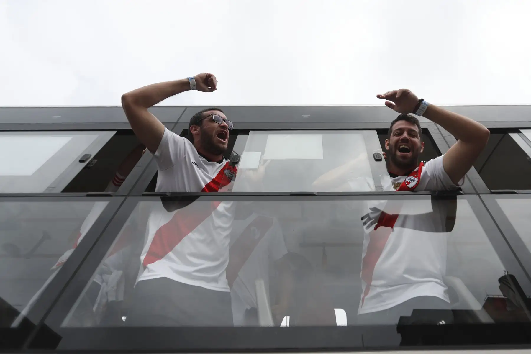 Hinchas de River Plate van camino al estadio Monumental donde se jugará la gran final de la Copa Libertadores 2019.
Foto: ANDINA/Renato Pajuelo