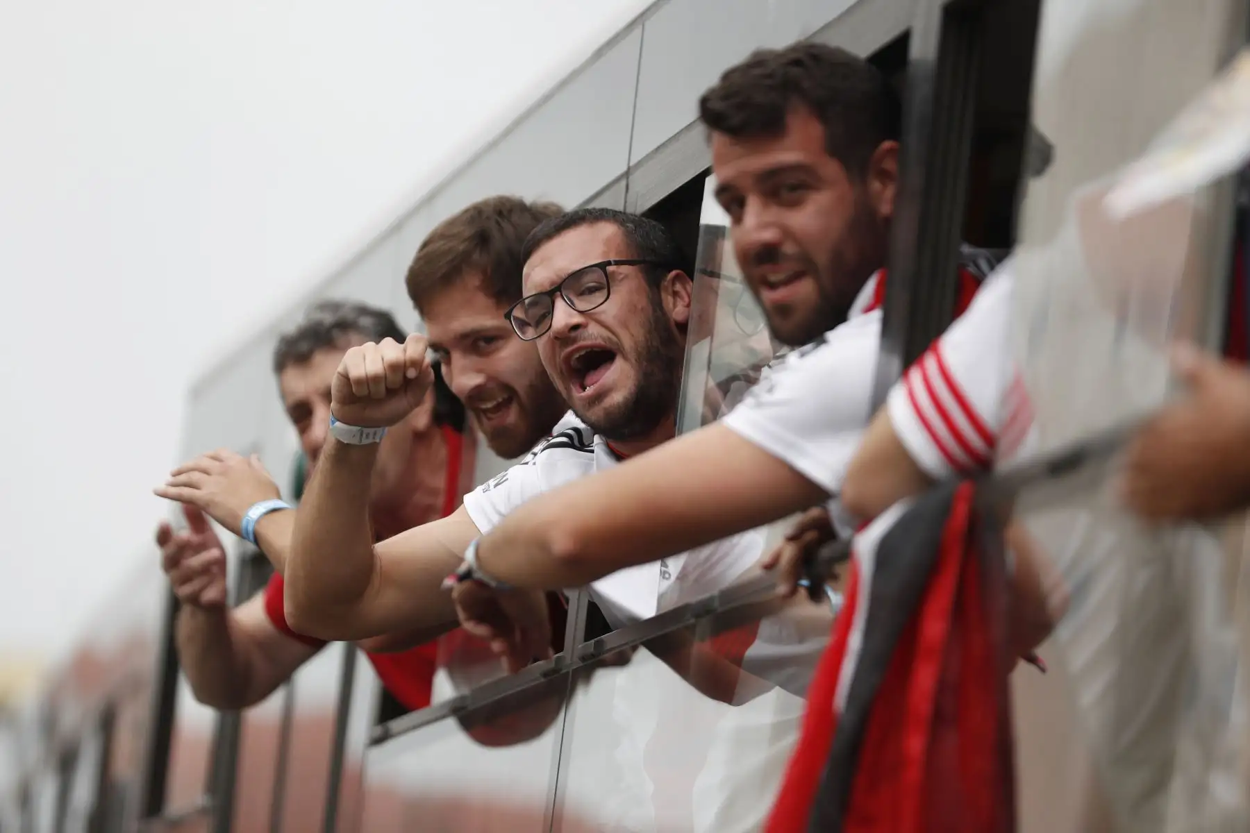 Hinchas de River Plate van camino al estadio Monumental donde se jugará la gran final de la Copa Libertadores 2019.
Foto: ANDINA/Renato Pajuelo