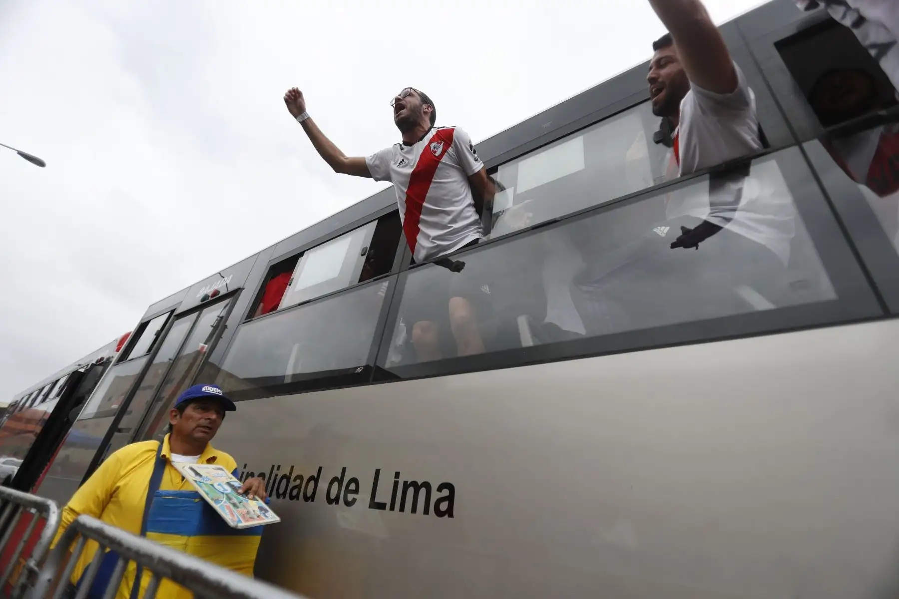 Hinchas de River Plate van camino al estadio Monumental donde se jugará la gran final de la Copa Libertadores 2019.
Foto: ANDINA/Renato Pajuelo