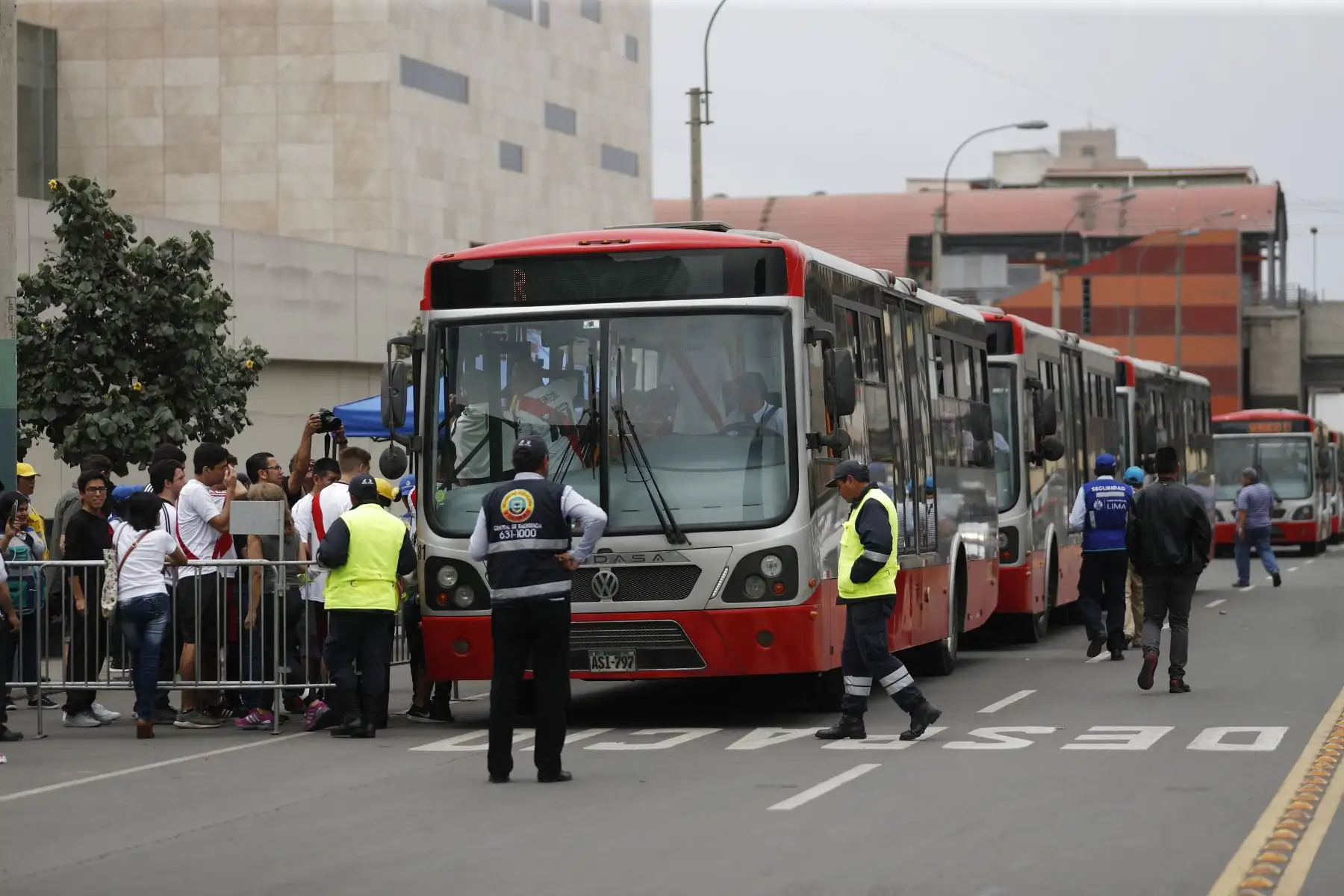 Hinchas de River Plate van camino al estadio Monumental donde se jugará la gran final de la Copa Libertadores 2019.
Foto: ANDINA/Renato Pajuelo