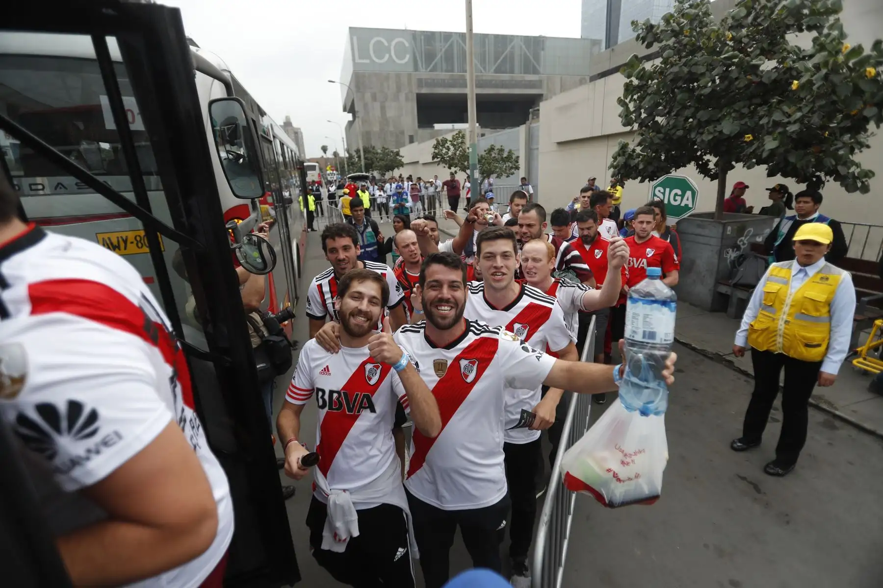 Hinchas de River Plate van camino al estadio Monumental donde se jugará la gran final de la Copa Libertadores 2019.
Foto: ANDINA/Renato Pajuelo