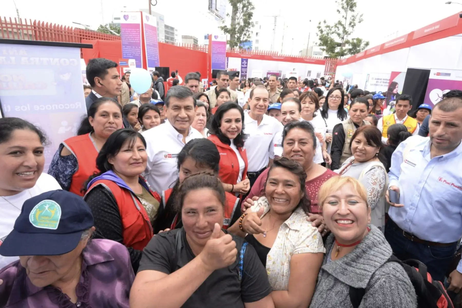 Ministra de la Mujer, Gloria Montenegro participa junto a titulares de Midis, Interior, Defensa, Ambiente en actividad por el Día Internacional de la Eliminación de la Violencia contra la Mujer.
Foto: Difusión Mimp