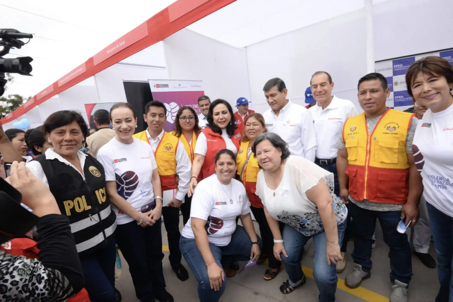 Ministra de la Mujer, Gloria Montenegro participa junto a titulares de Midis, Interior, Defensa, Ambiente en actividad por el Día Internacional de la Eliminación de la Violencia contra la Mujer.
Foto: Difusión Mimp