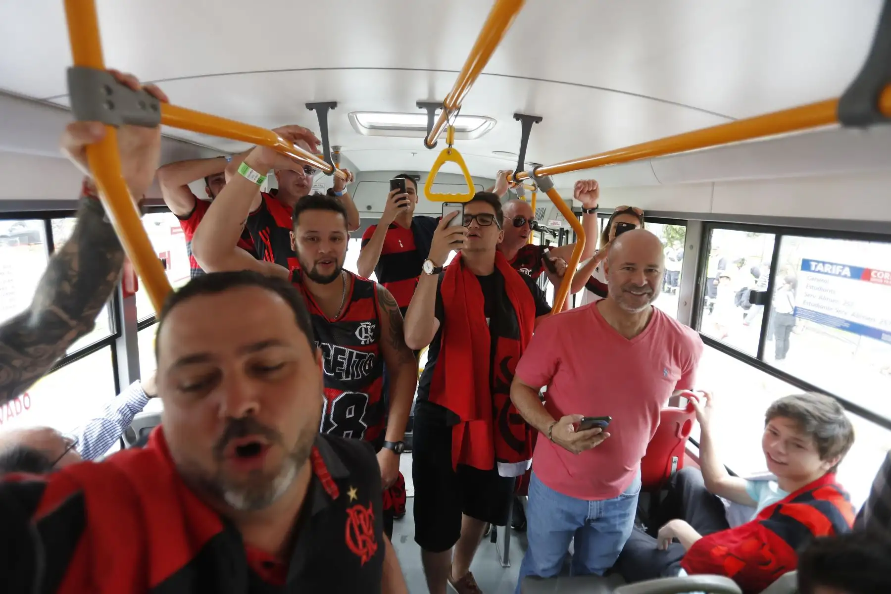 Hinchas del Flamengo parten desde la explanada de Pentagonito hacia estadio Monumental, para alentar a su equipo en la gran final de la Copa Libertadores 2019.
Foto: ANDINA/ Renato Pajuelo