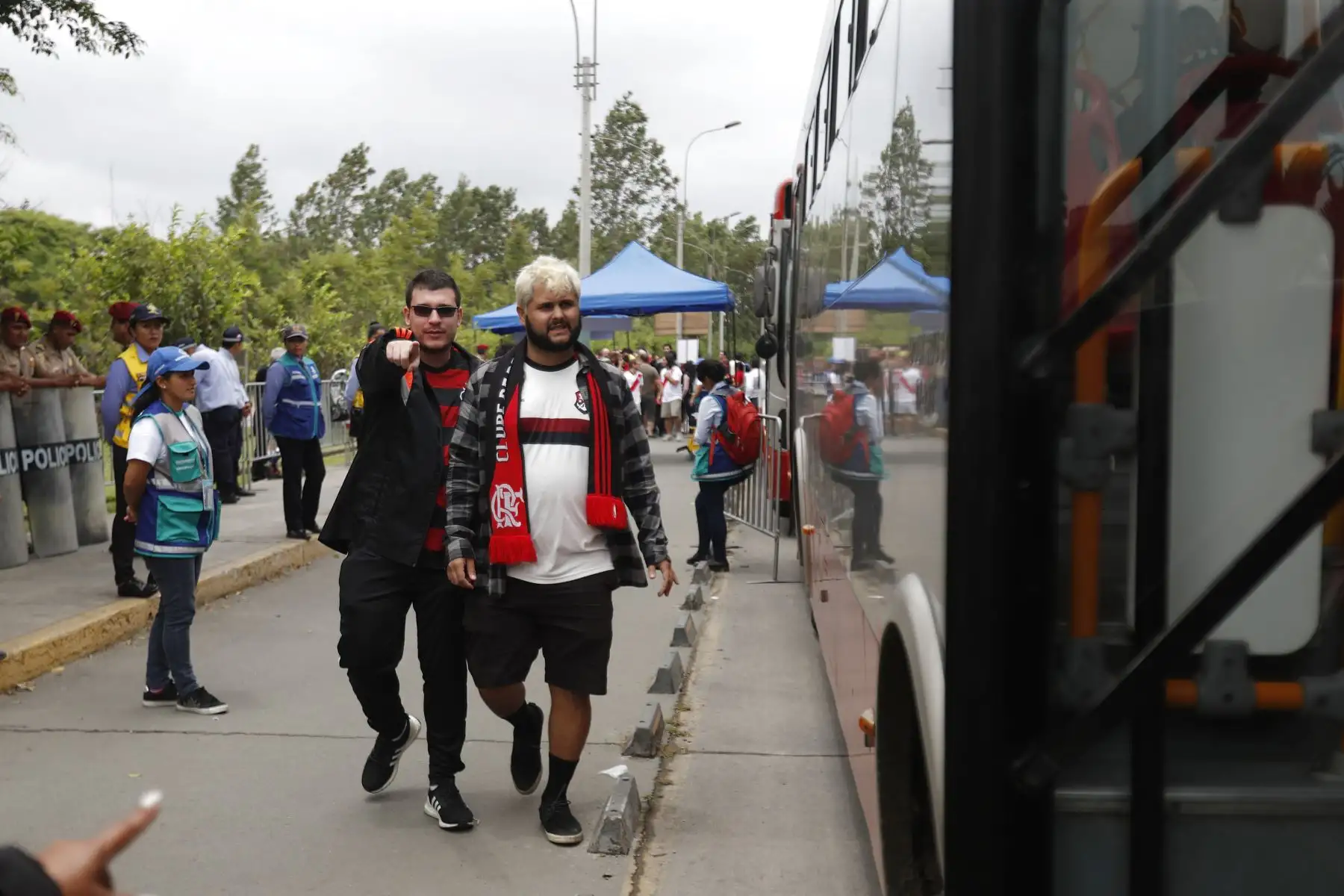 Hinchas del Flamengo parten desde la explanada de Pentagonito hacia estadio Monumental, para alentar a su equipo en la gran final de la Copa Libertadores 2019.
Foto: ANDINA/ Renato Pajuelo