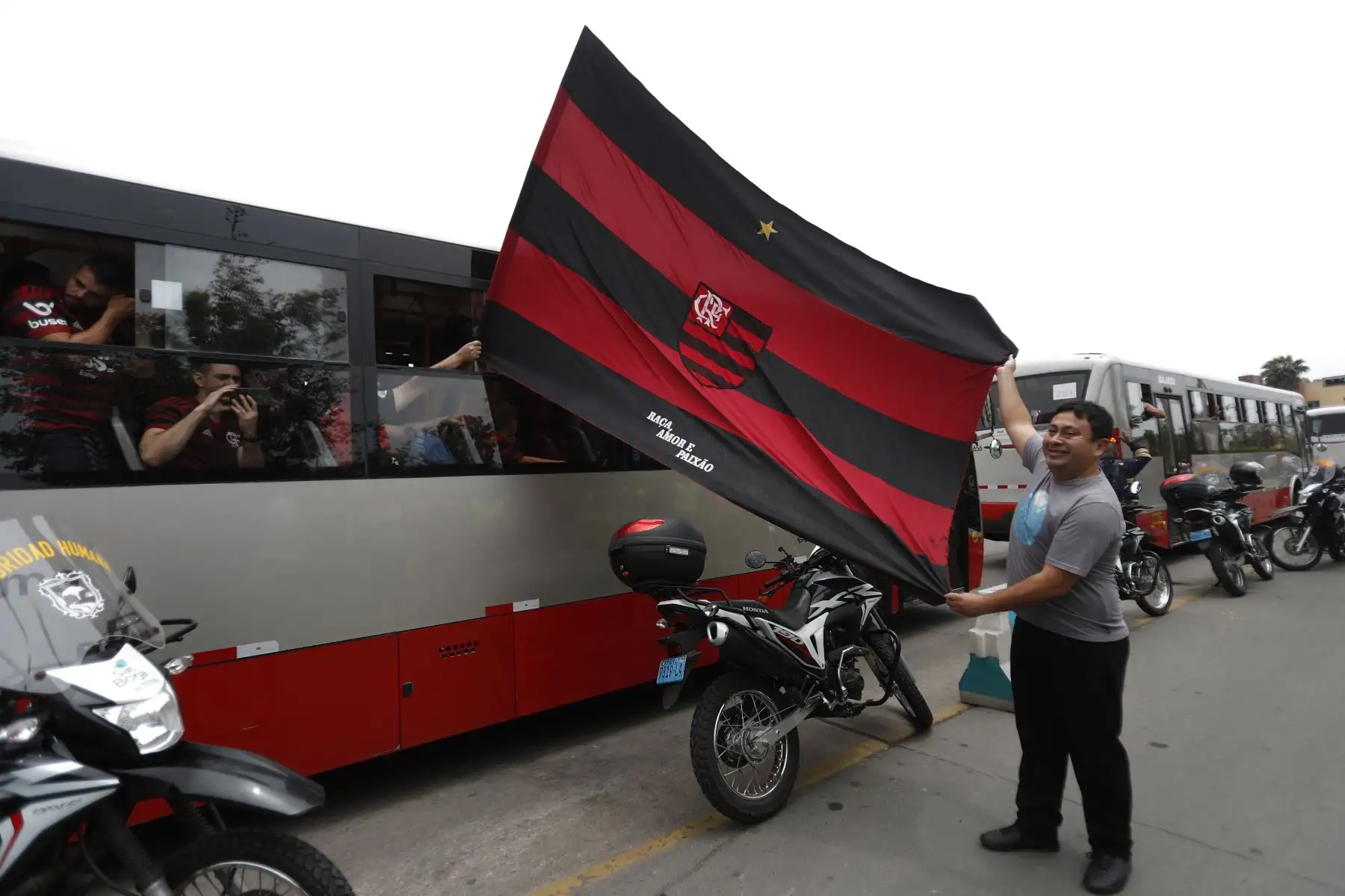 Hinchas del Flamengo parten desde la explanada de Pentagonito hacia estadio Monumental, para alentar a su equipo en la gran final de la Copa Libertadores 2019.
Foto: ANDINA/ Renato Pajuelo